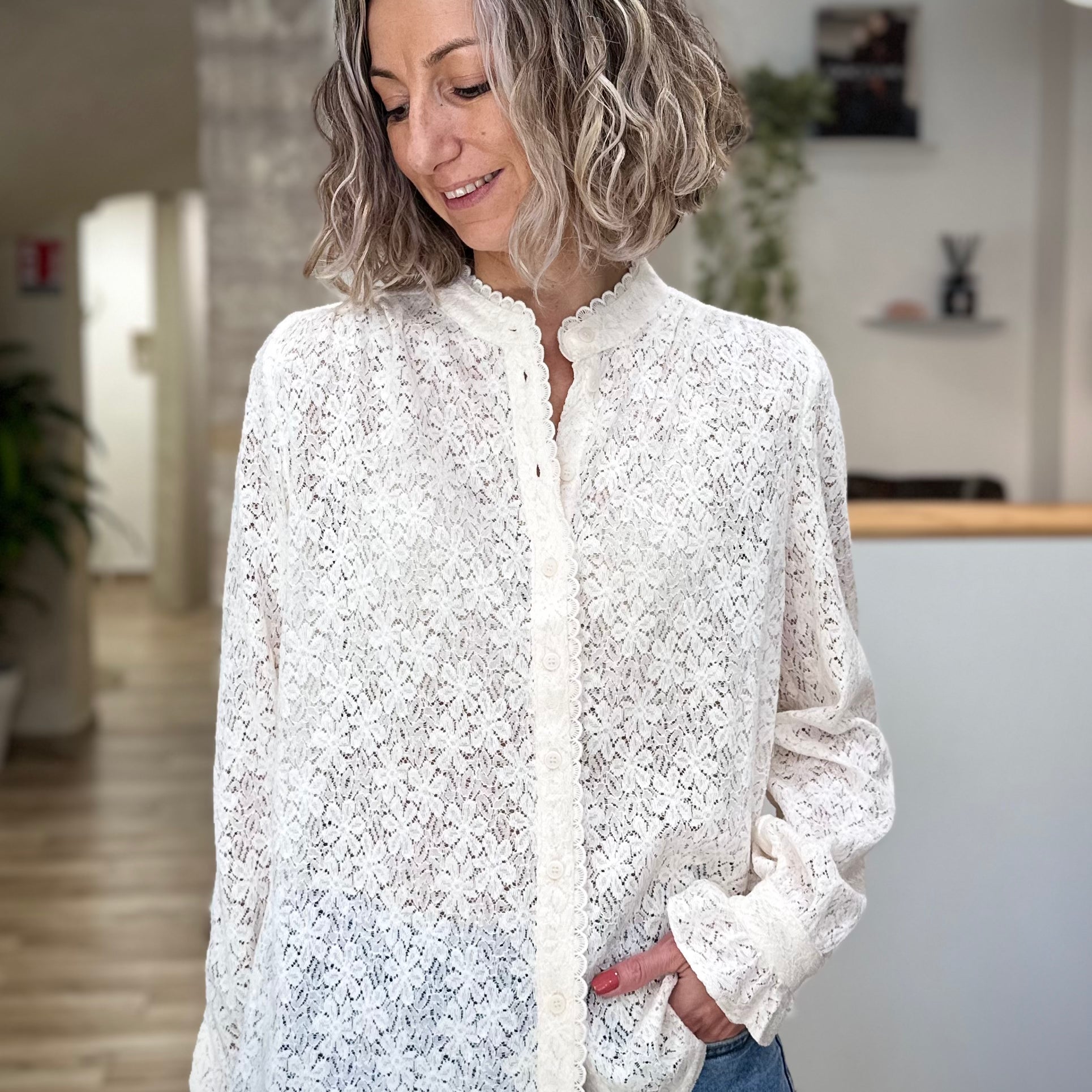 Femme portant une blouse en dentelle écrue chic