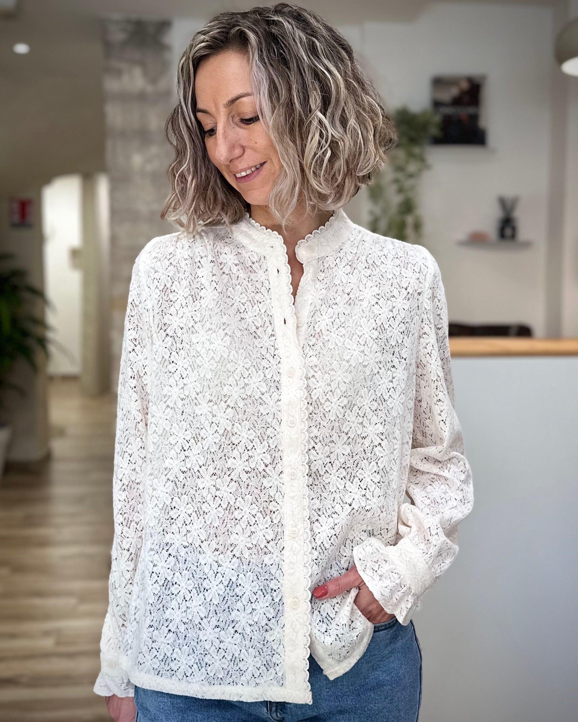 Femme portant une blouse en dentelle écrue chic