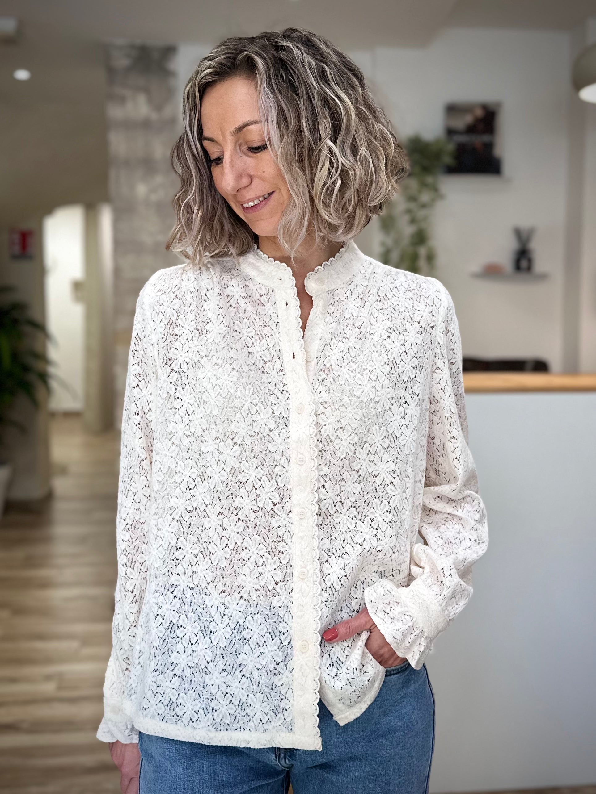 Femme portant une blouse en dentelle écrue chic
