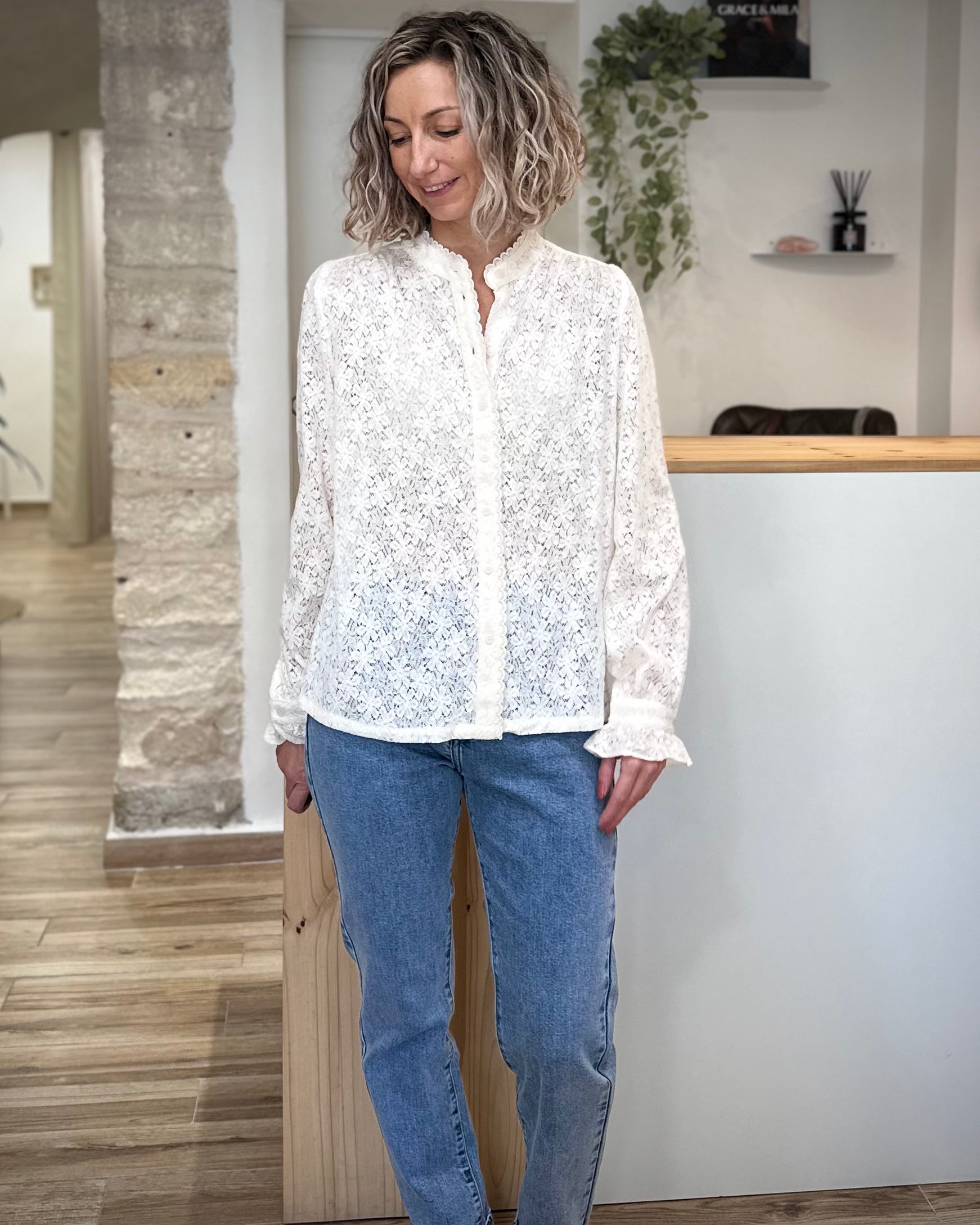 Tenue casual chic blouse écrue et jean clair