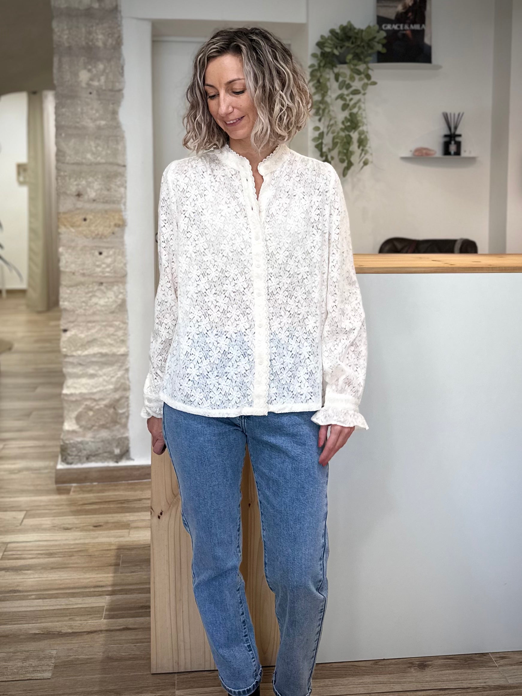 Tenue casual chic blouse écrue et jean clair