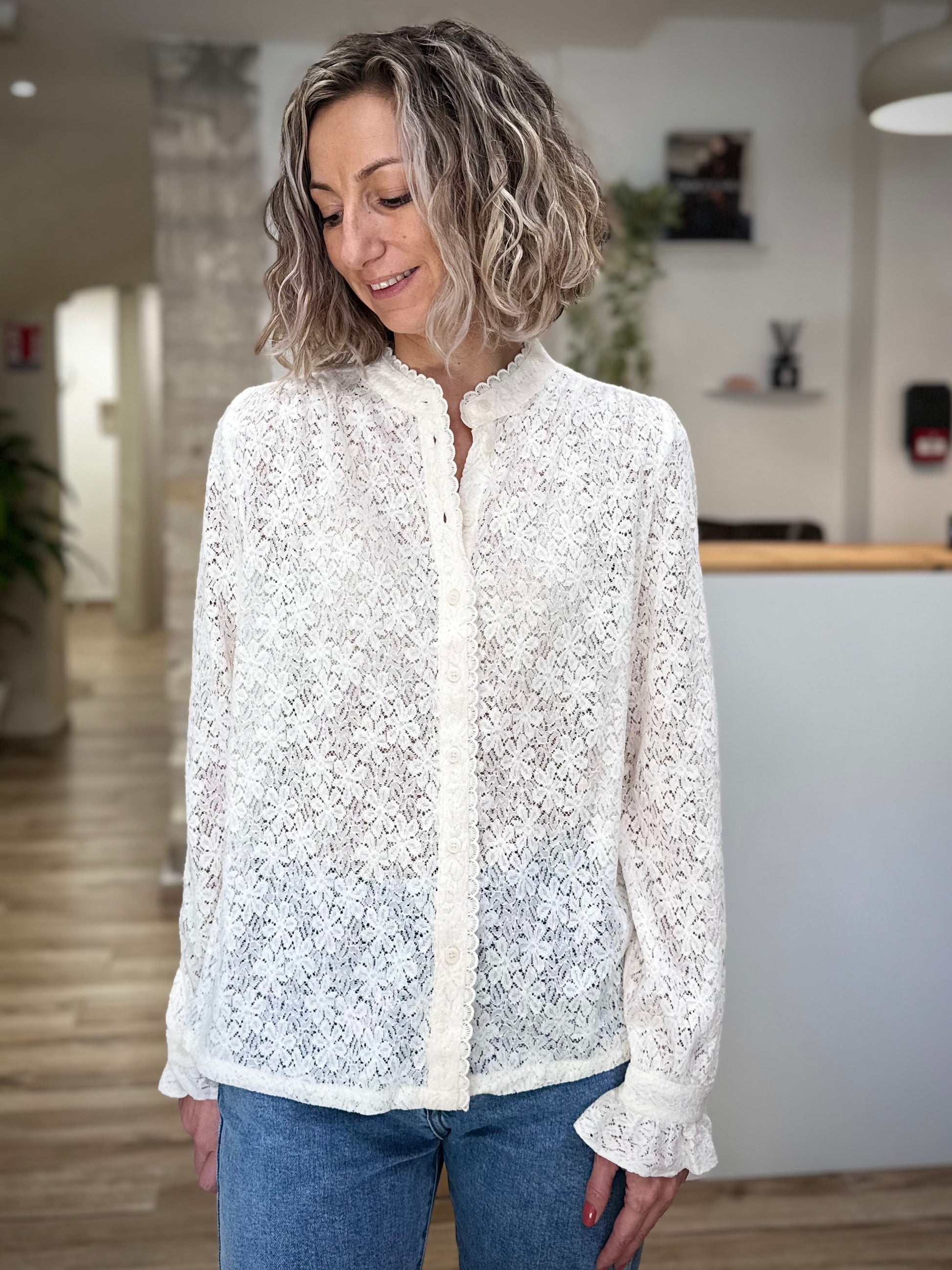 Blouse SWING avec poignets à volants et encolure ronde