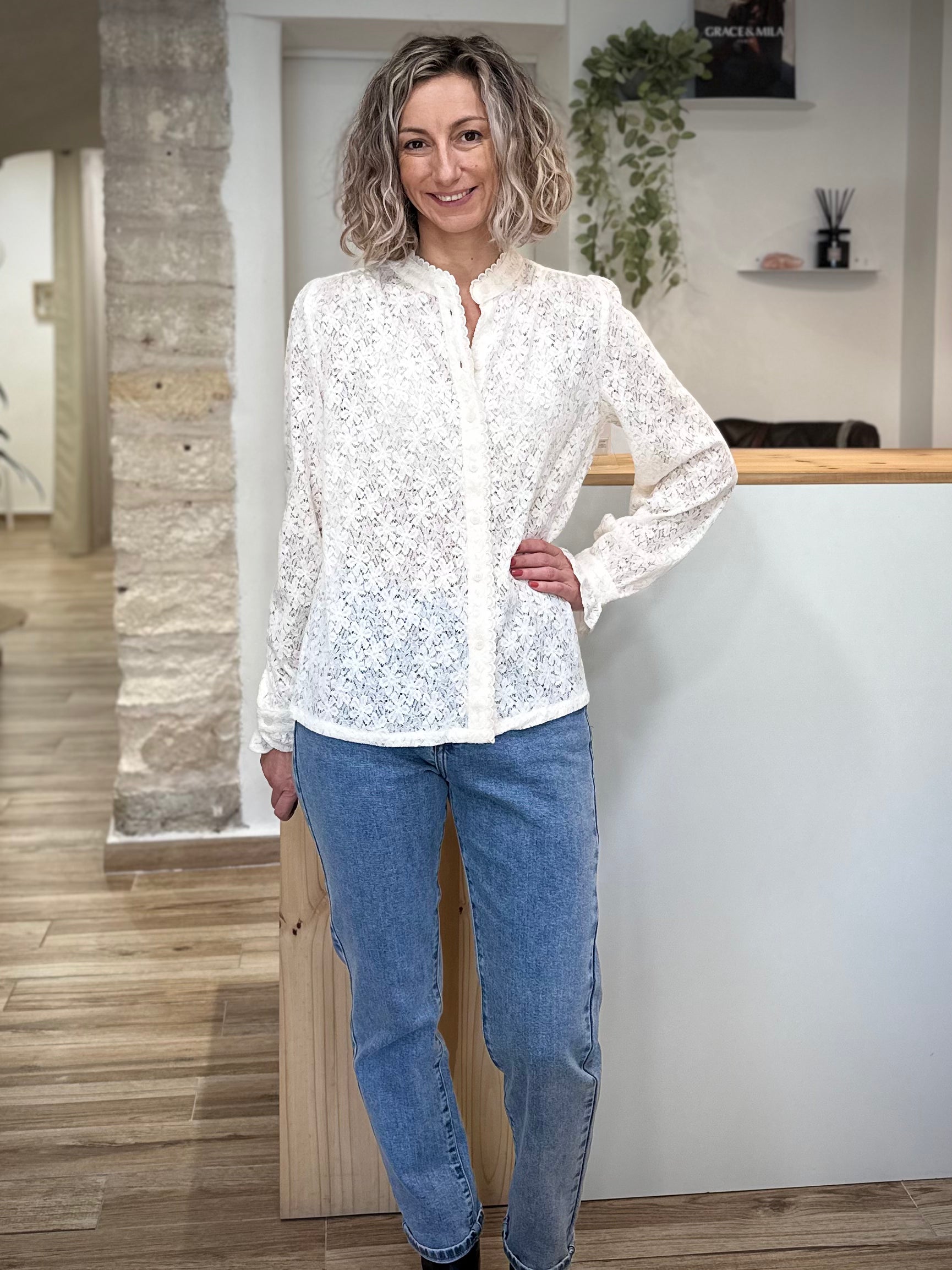Blouse écrue féminine portée sur un jean taille haute