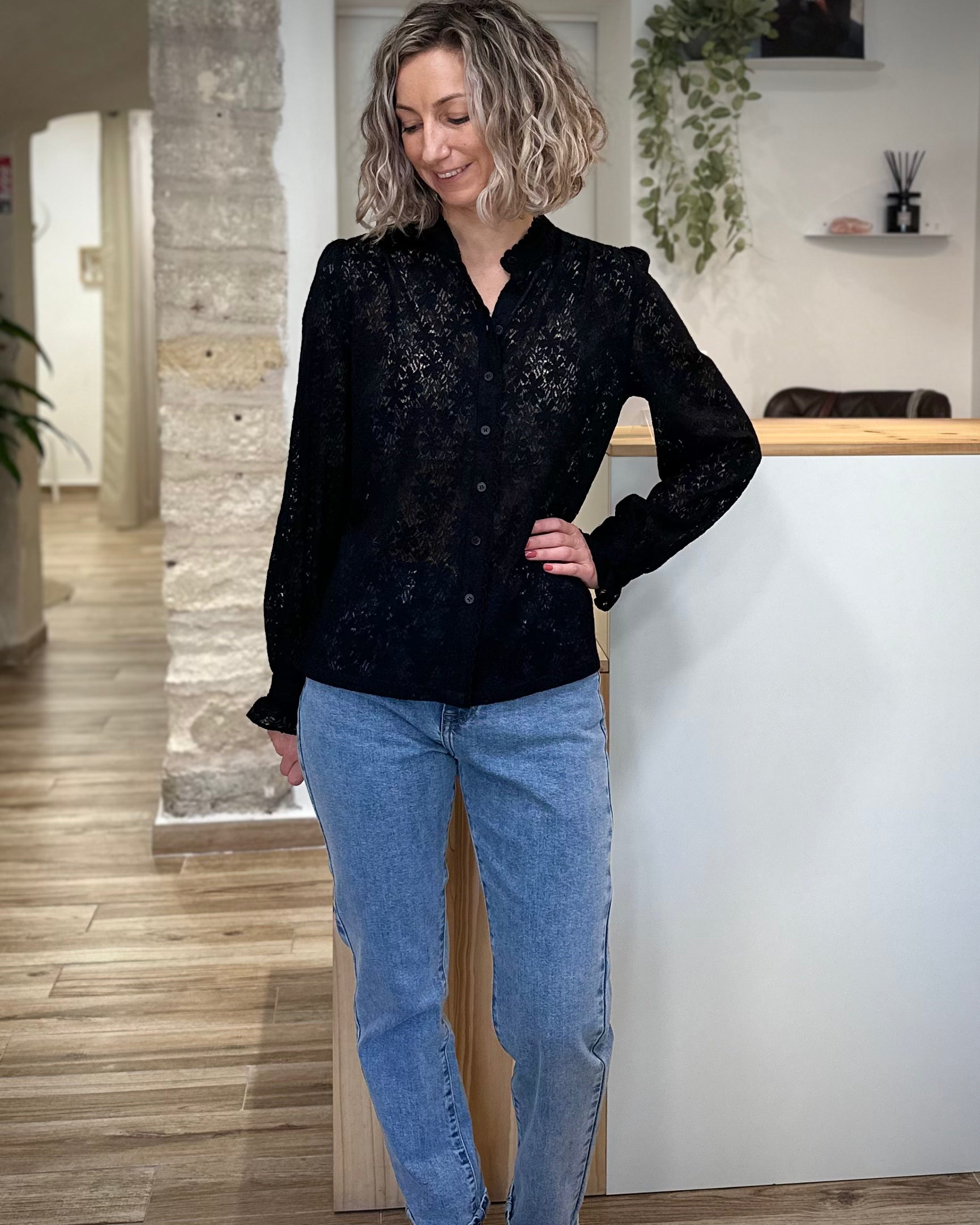 Tenue casual chic avec blouse noire dentelle