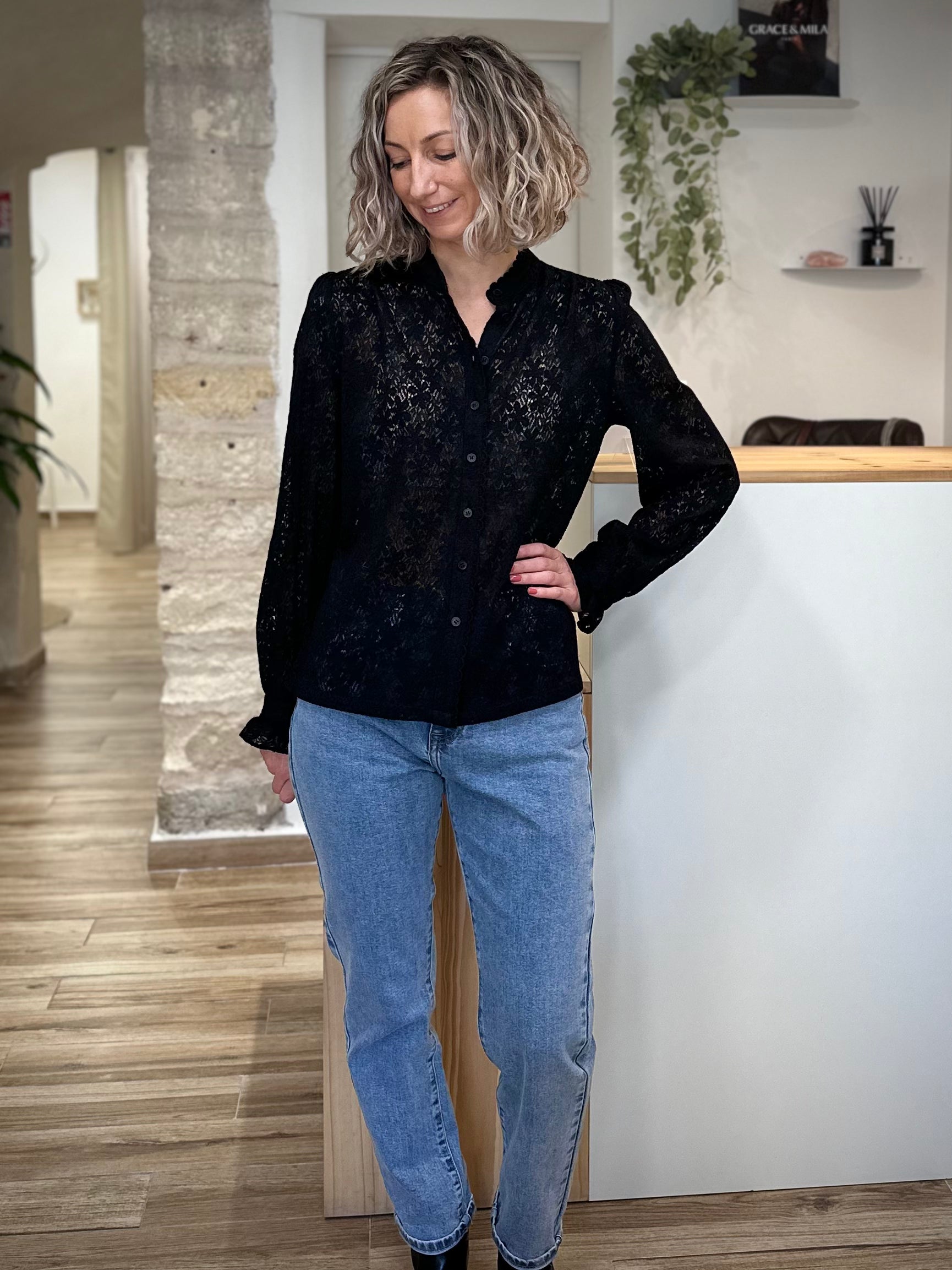 Tenue casual chic avec blouse noire dentelle