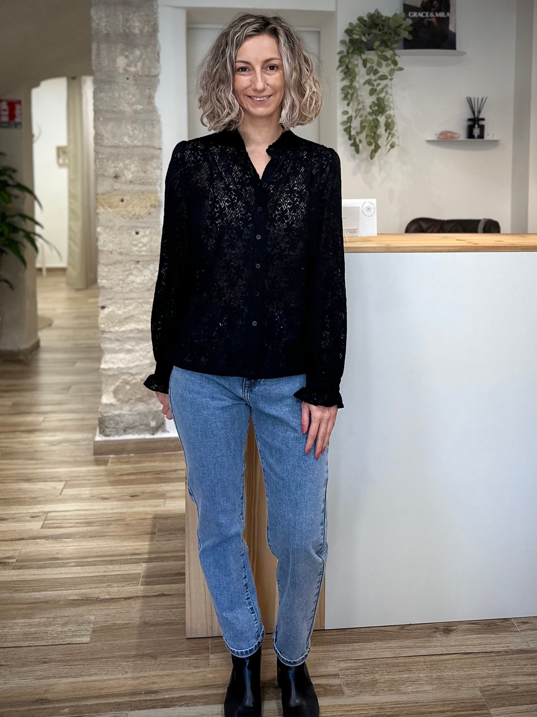 Femme en blouse noire romantique automne hiver