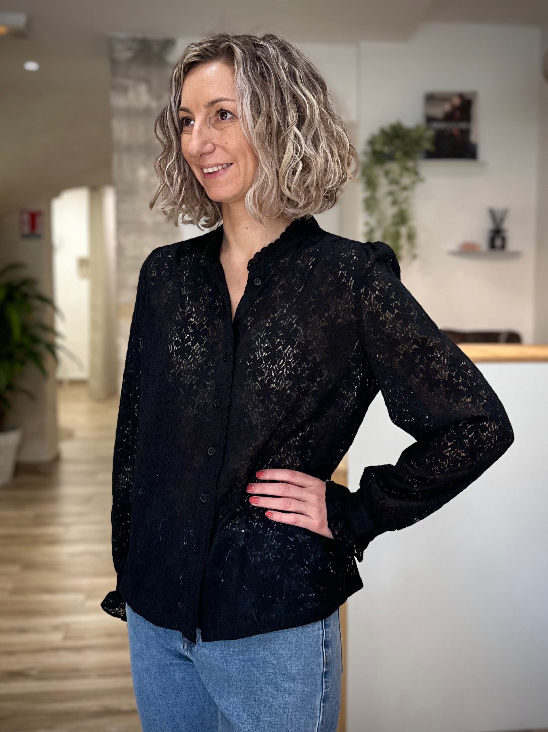 Blouse SWING noire à volants et encolure ronde