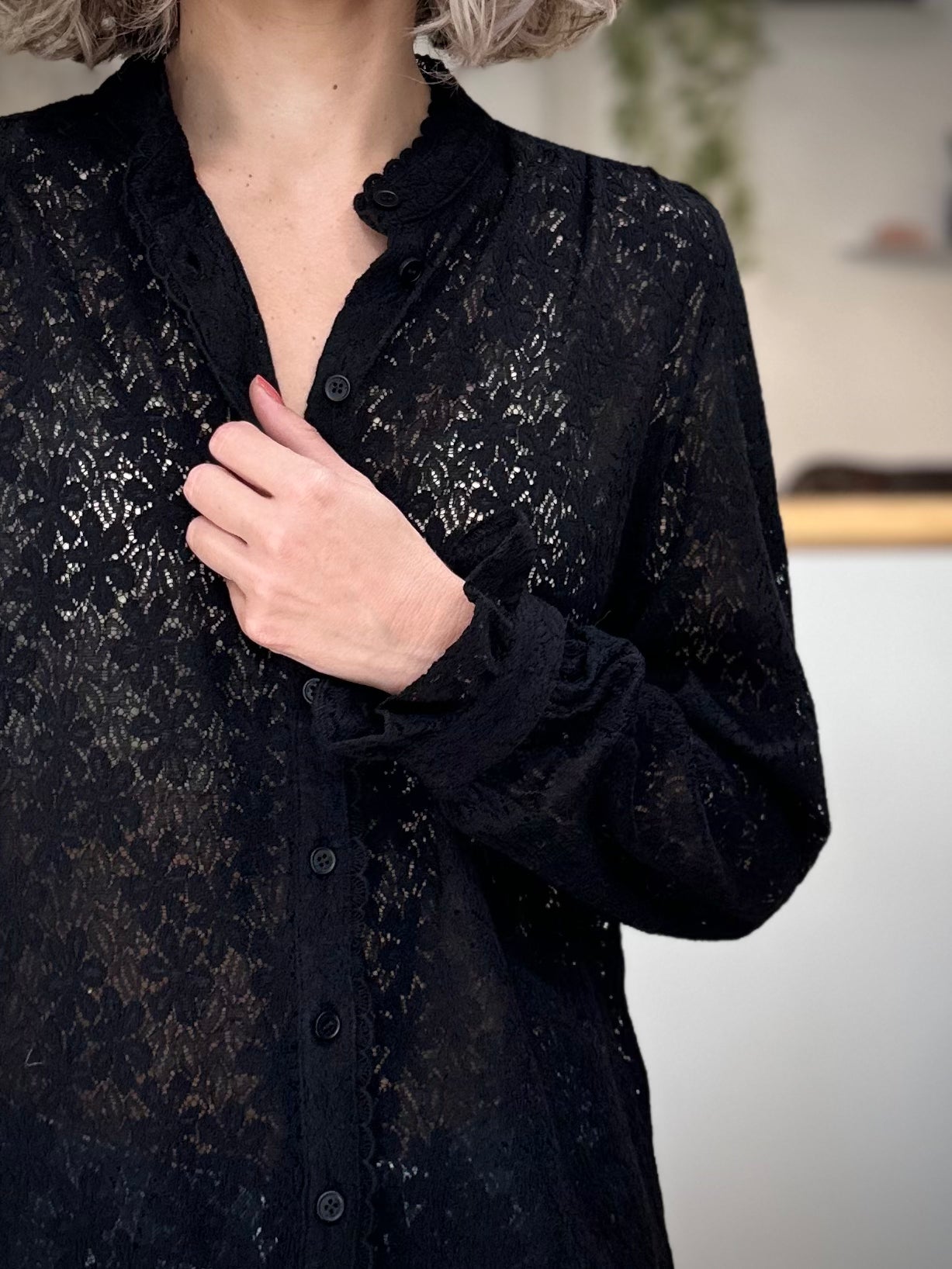 Détail du galon de dentelle noire à l’encolure