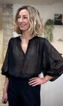 Blouse noire fluide manches bouffantes vue de face
