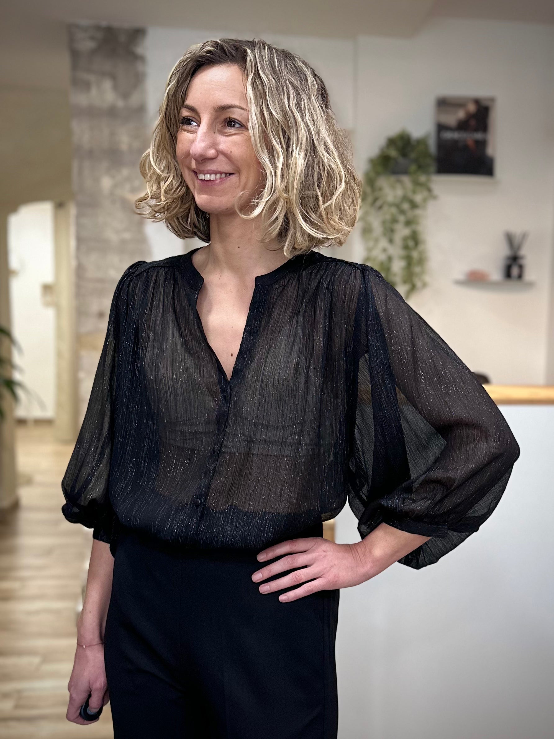 Blouse noire fluide manches bouffantes vue de face