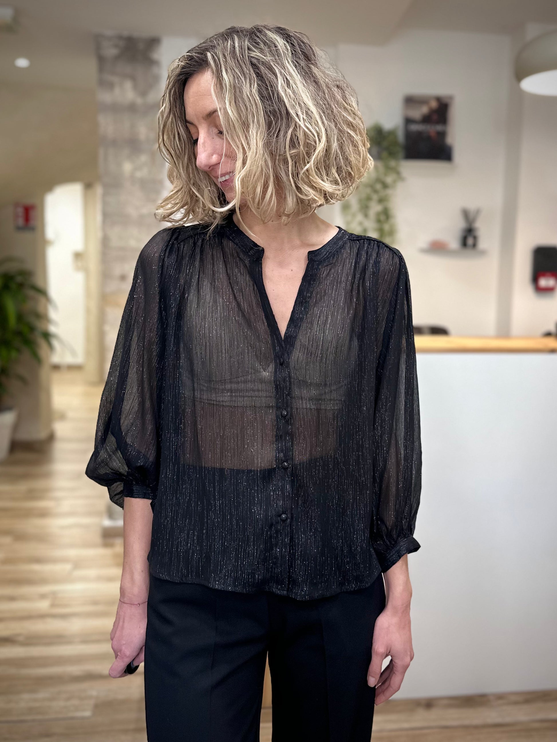 Détail texture pailletée discrète tissu blouse