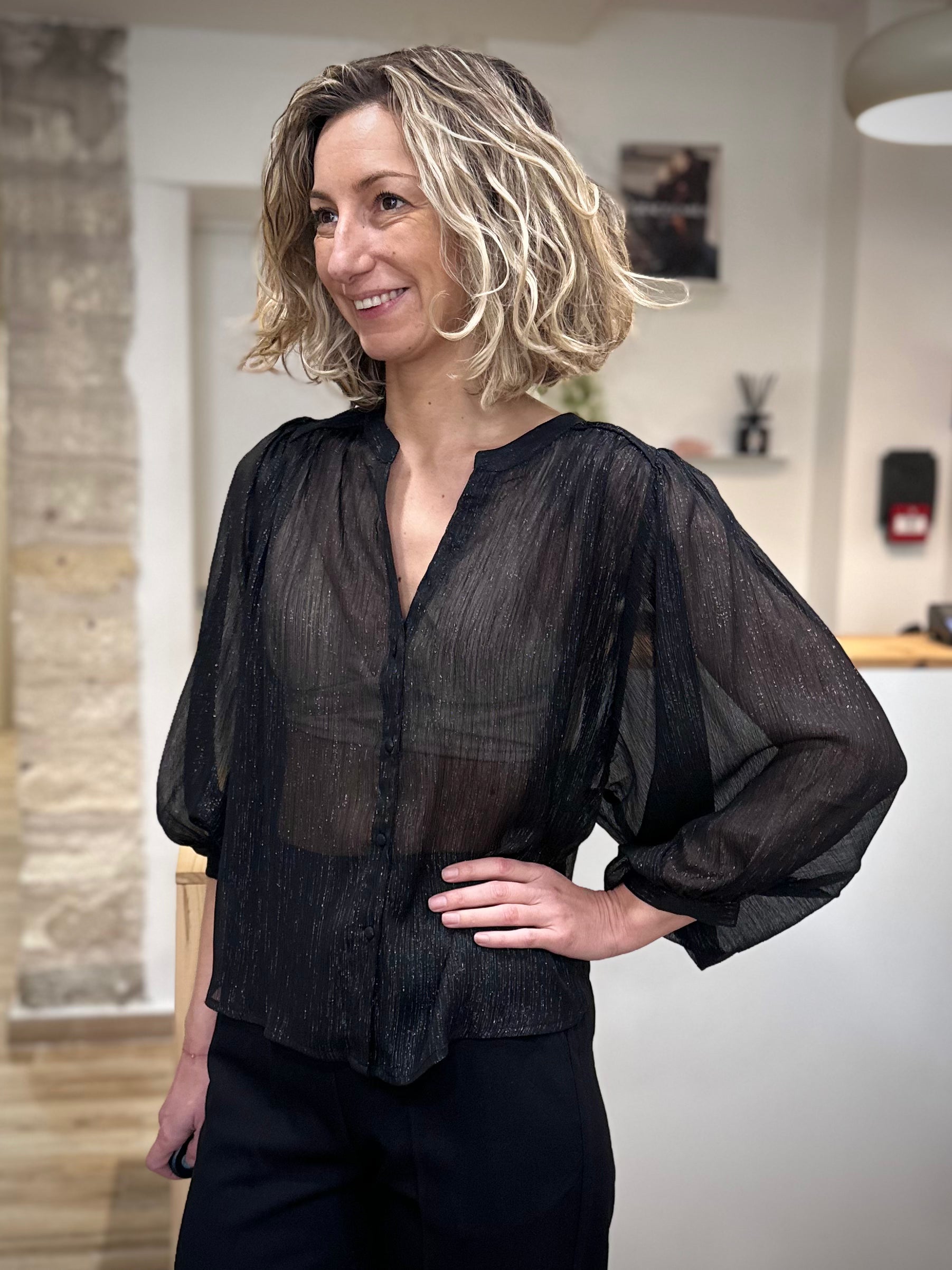 Blouse noire manches bouffantes profil