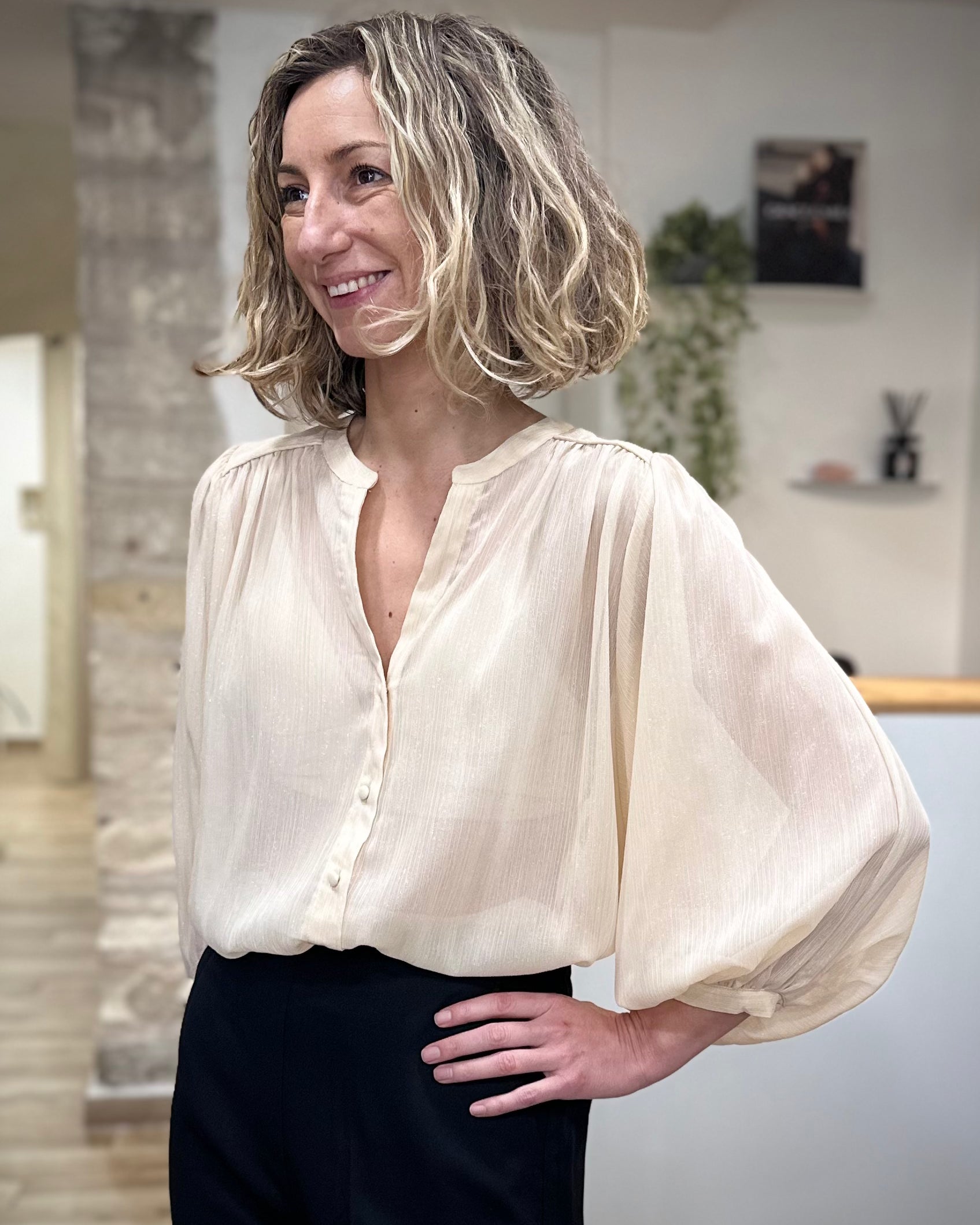 Femme portant une blouse vanille transparente en lurex