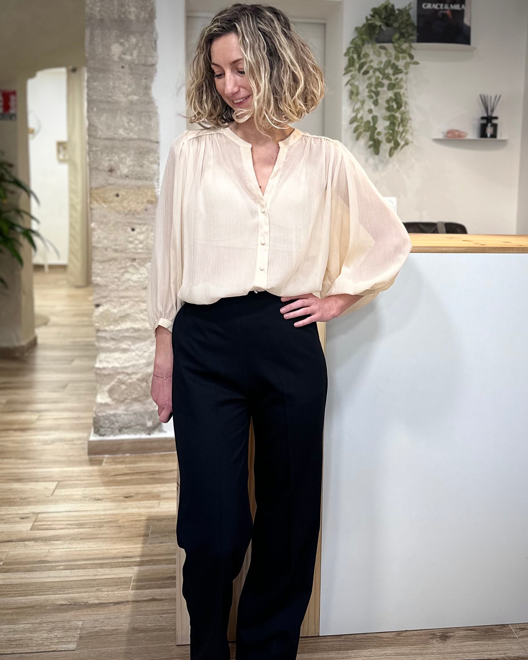 Blouse vanille fluide manches bouffantes portée de face