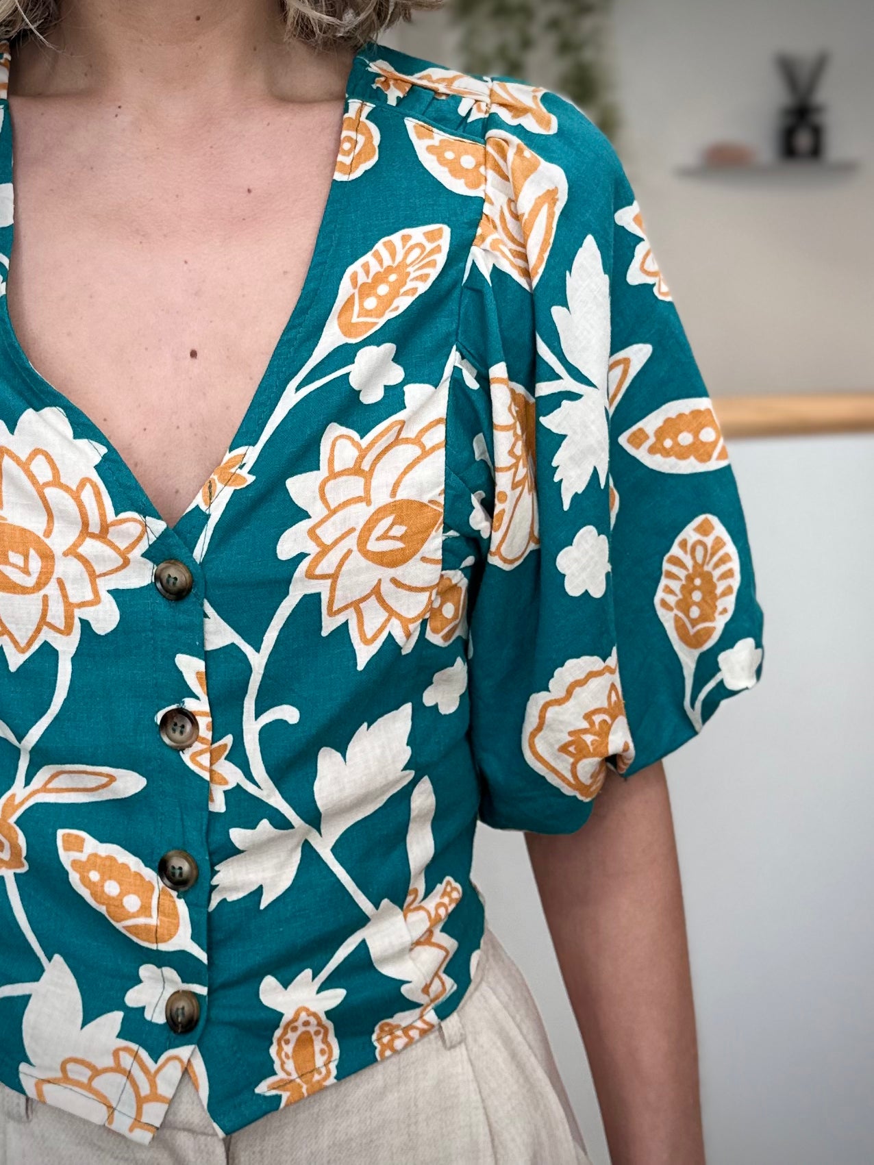 Détail imprimé floral lumineux blouse VAHE