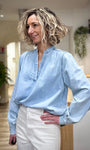 Détail encolure V blouse denim femme