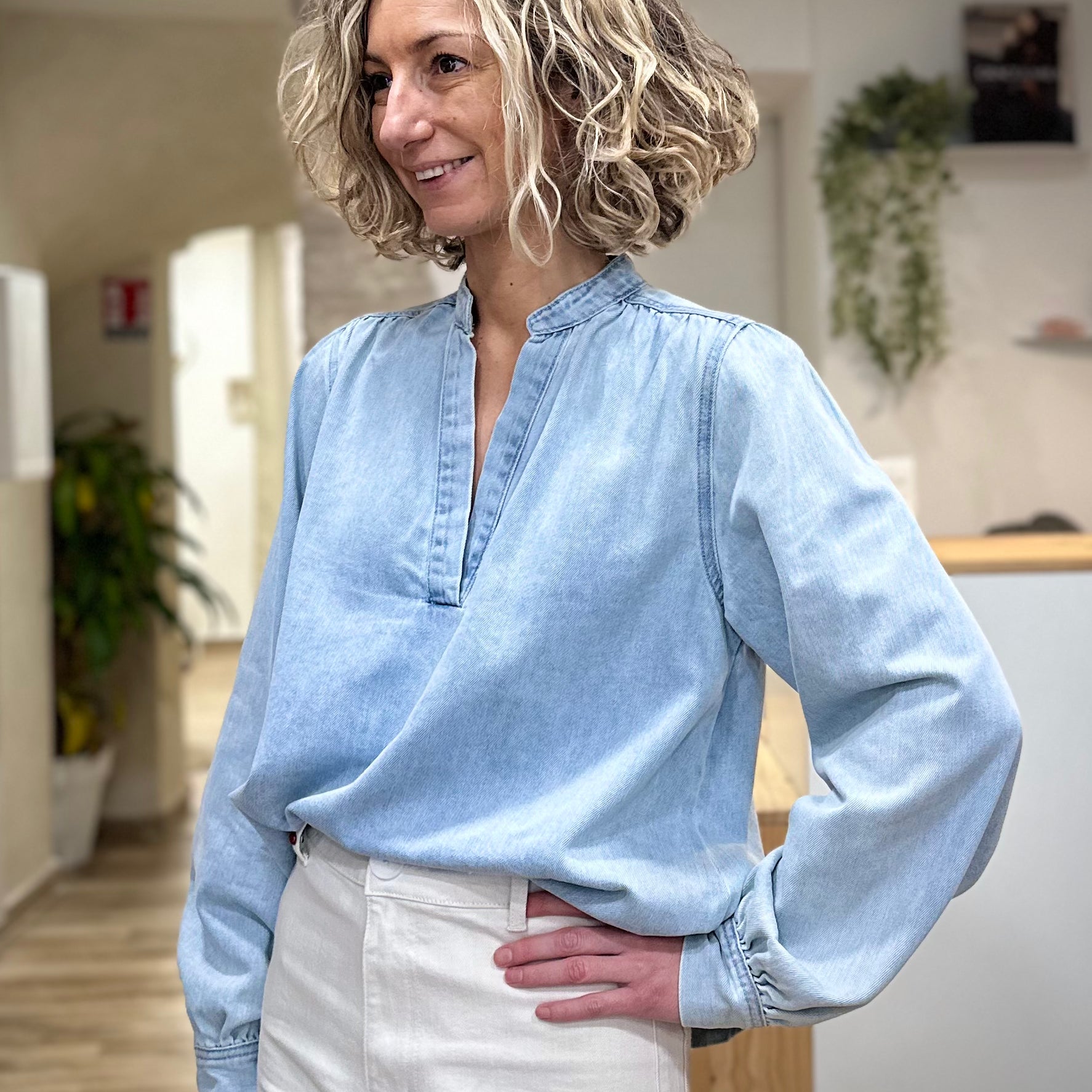 Détail encolure V blouse denim femme