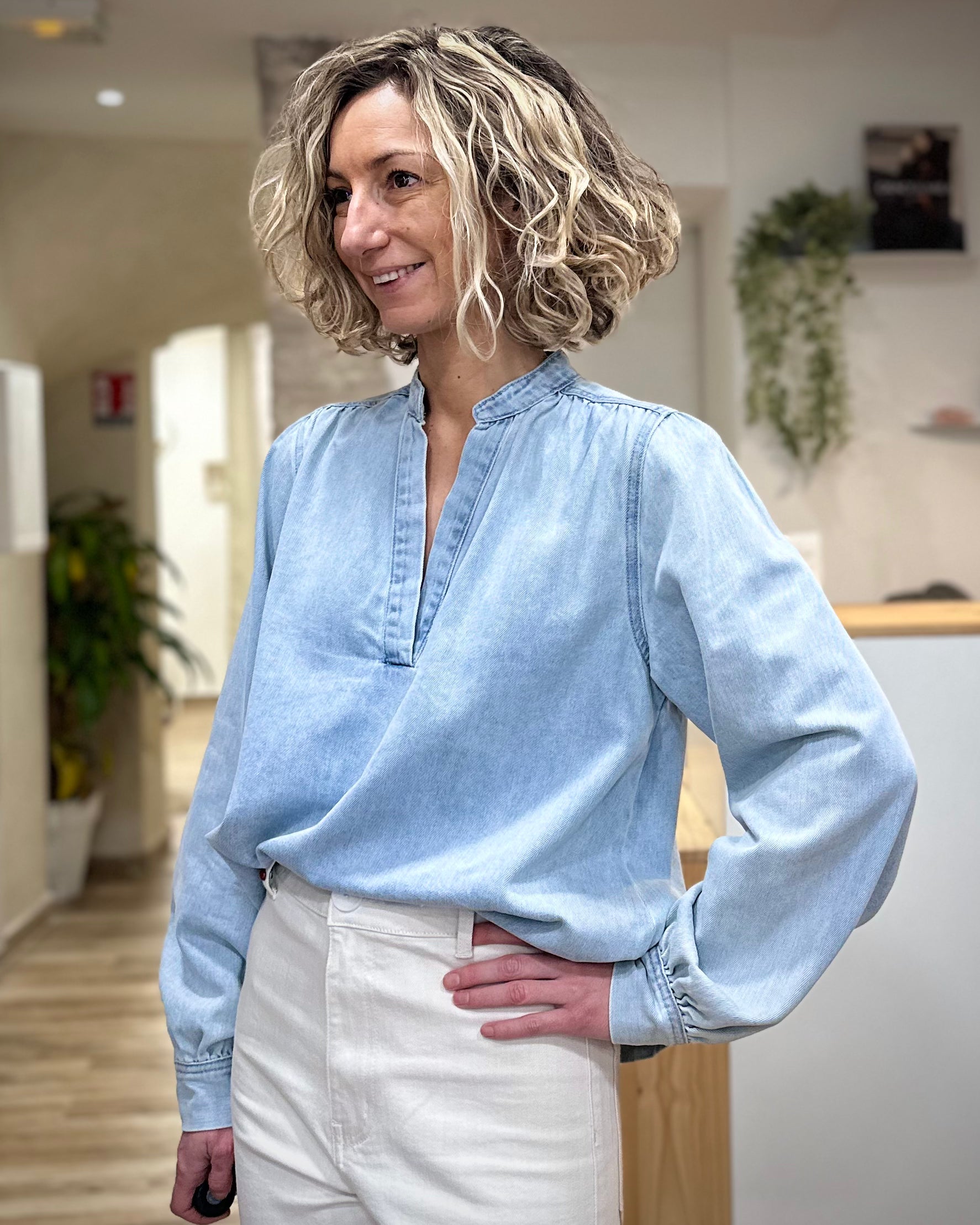 Détail encolure V blouse denim femme