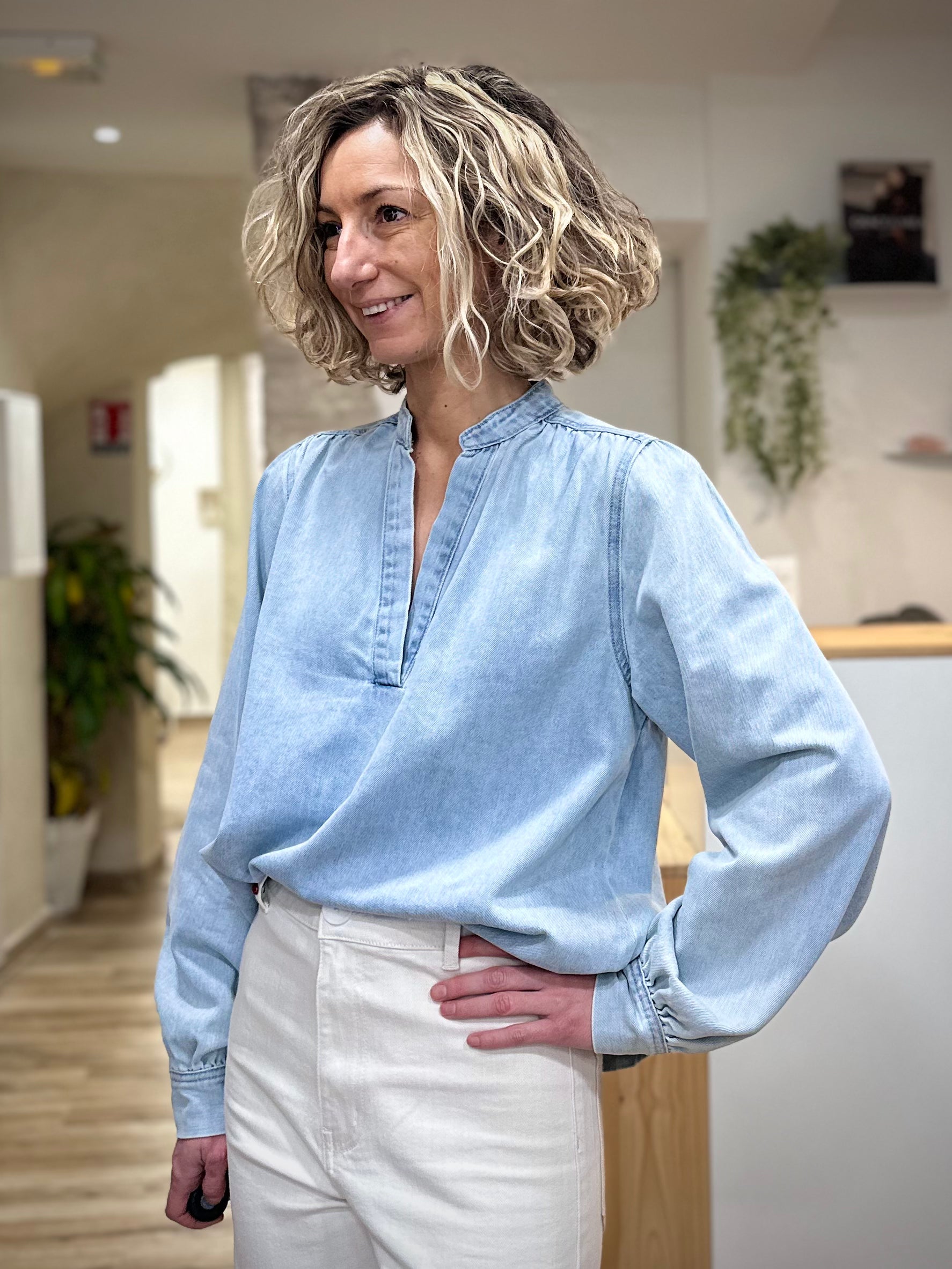Détail encolure V blouse denim femme