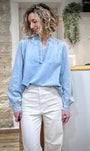 Blouse denim femme portée avec un jean clair