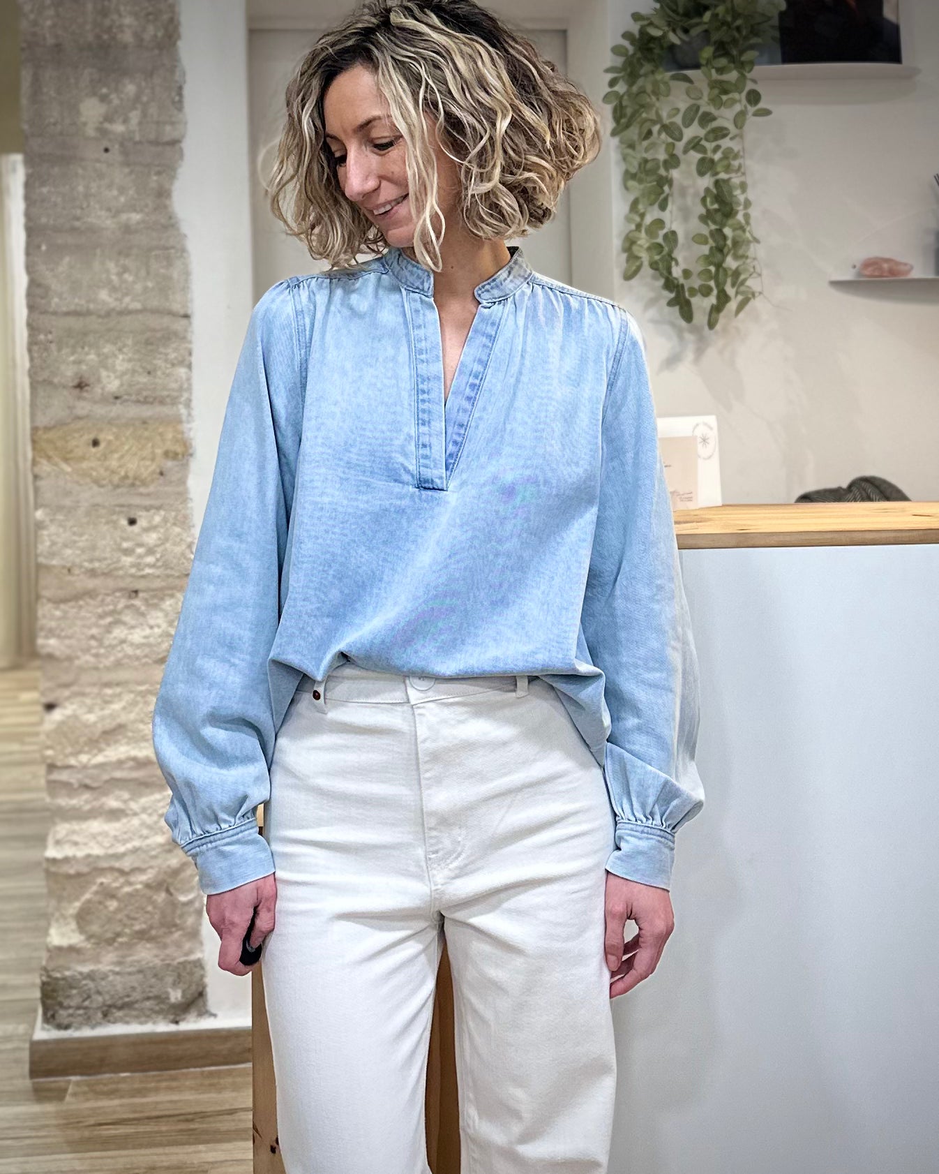Blouse denim femme portée avec un jean clair