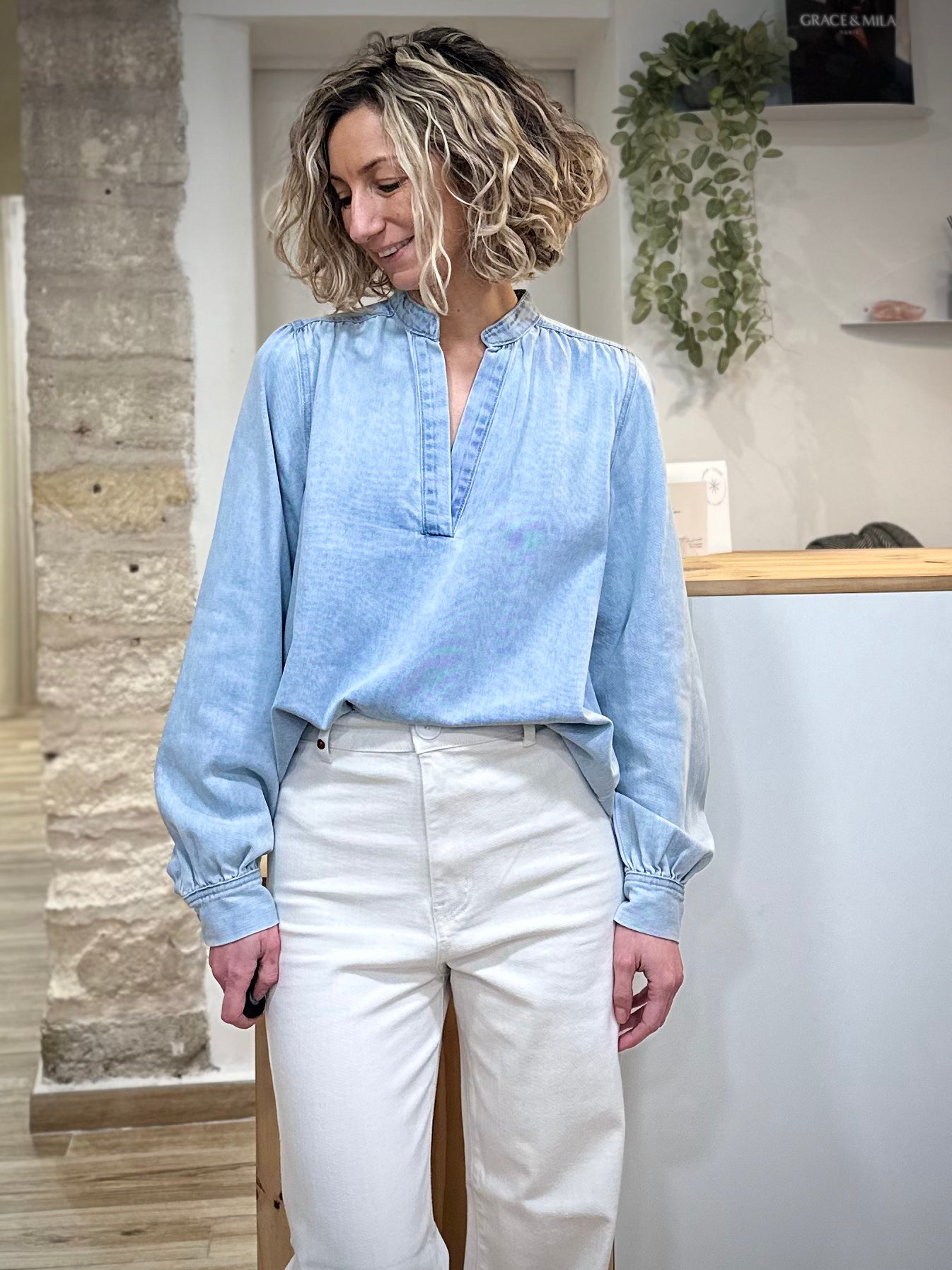 Blouse denim femme portée avec un jean clair