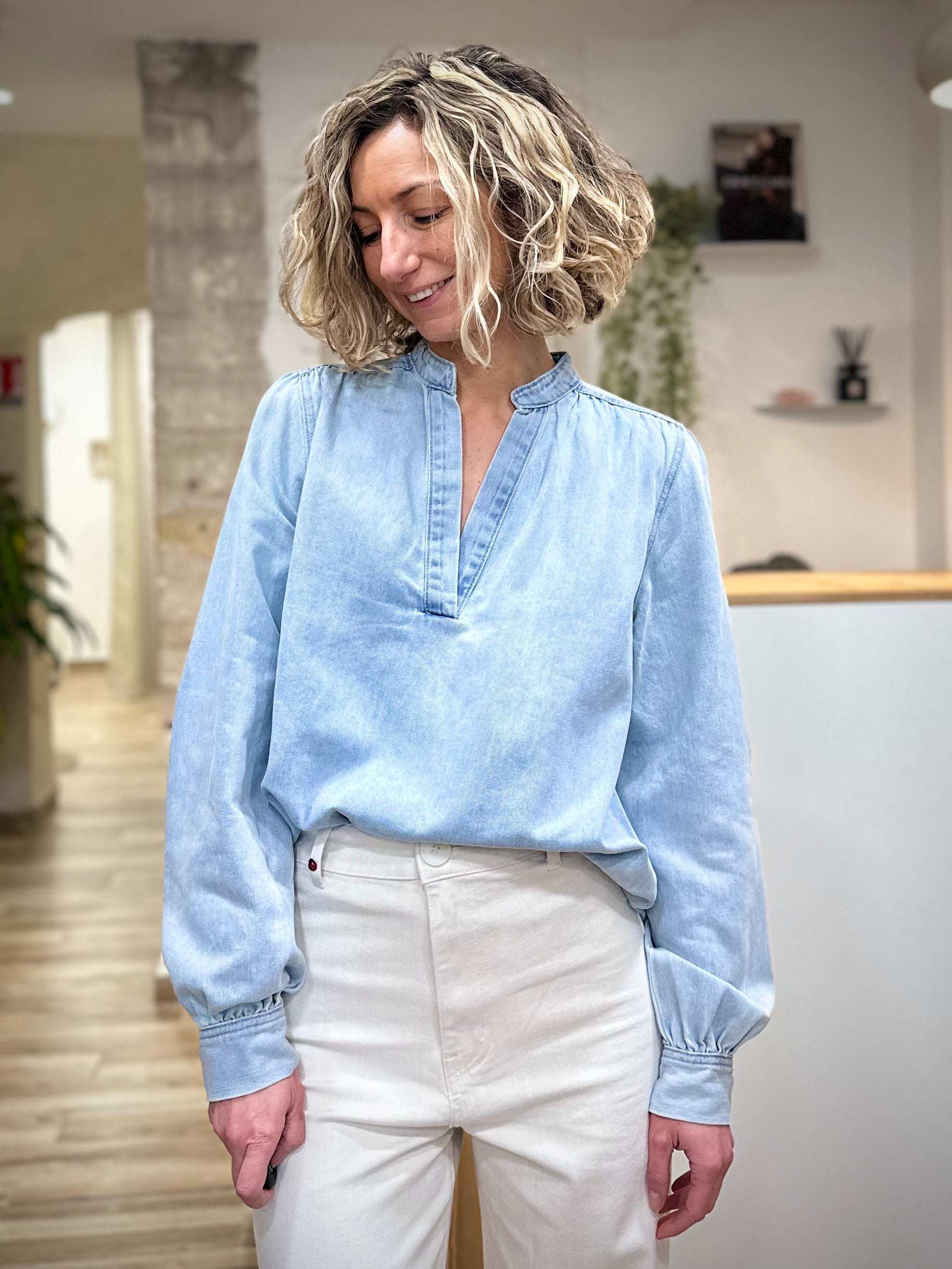 Manches bouffantes blouse en denim bleu clair