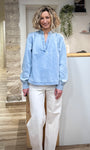 Femme portant une blouse en denim bleu ciel coupe droite