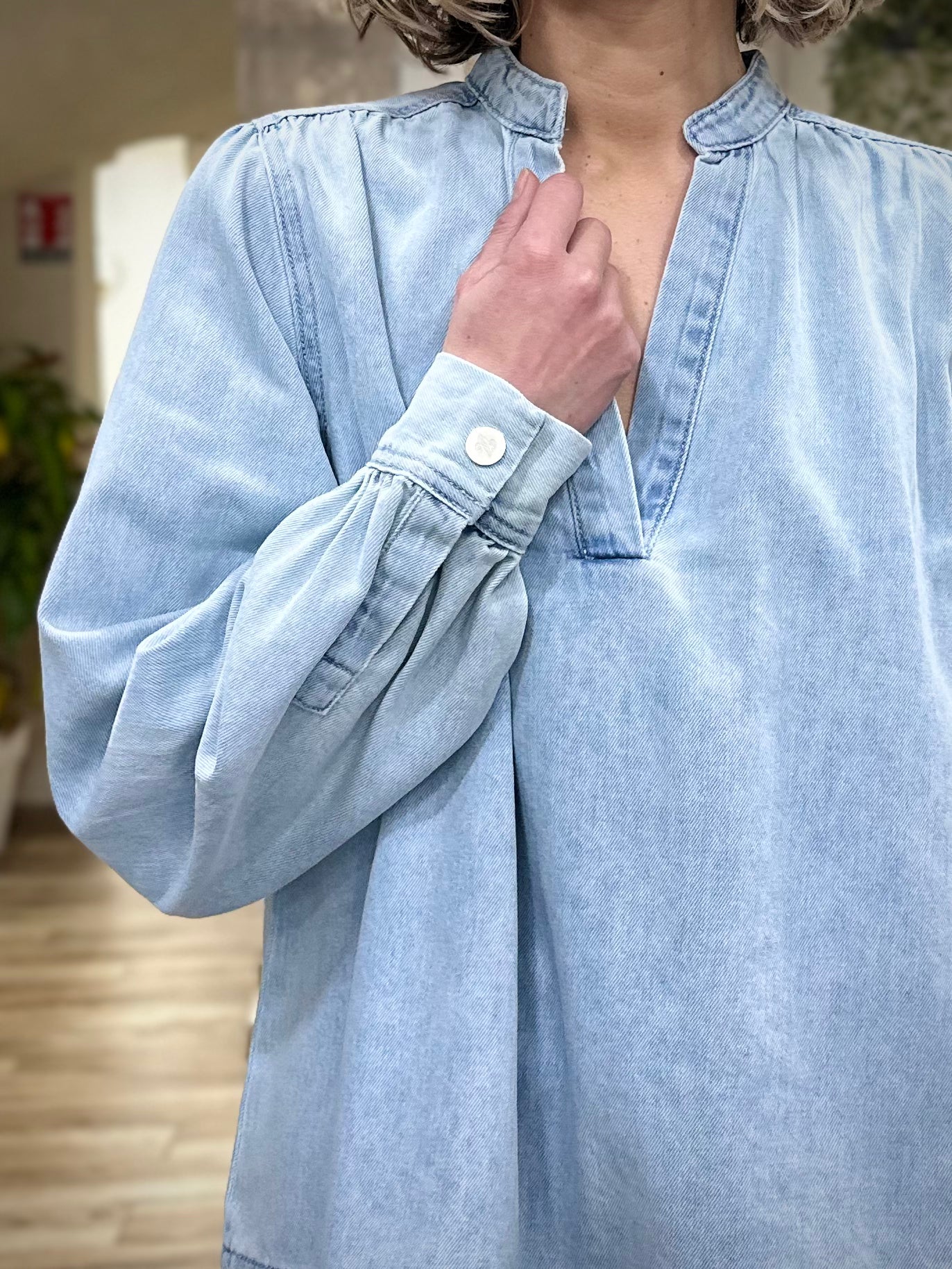 Détail poignets boutonnés monogramme blouse VALORY