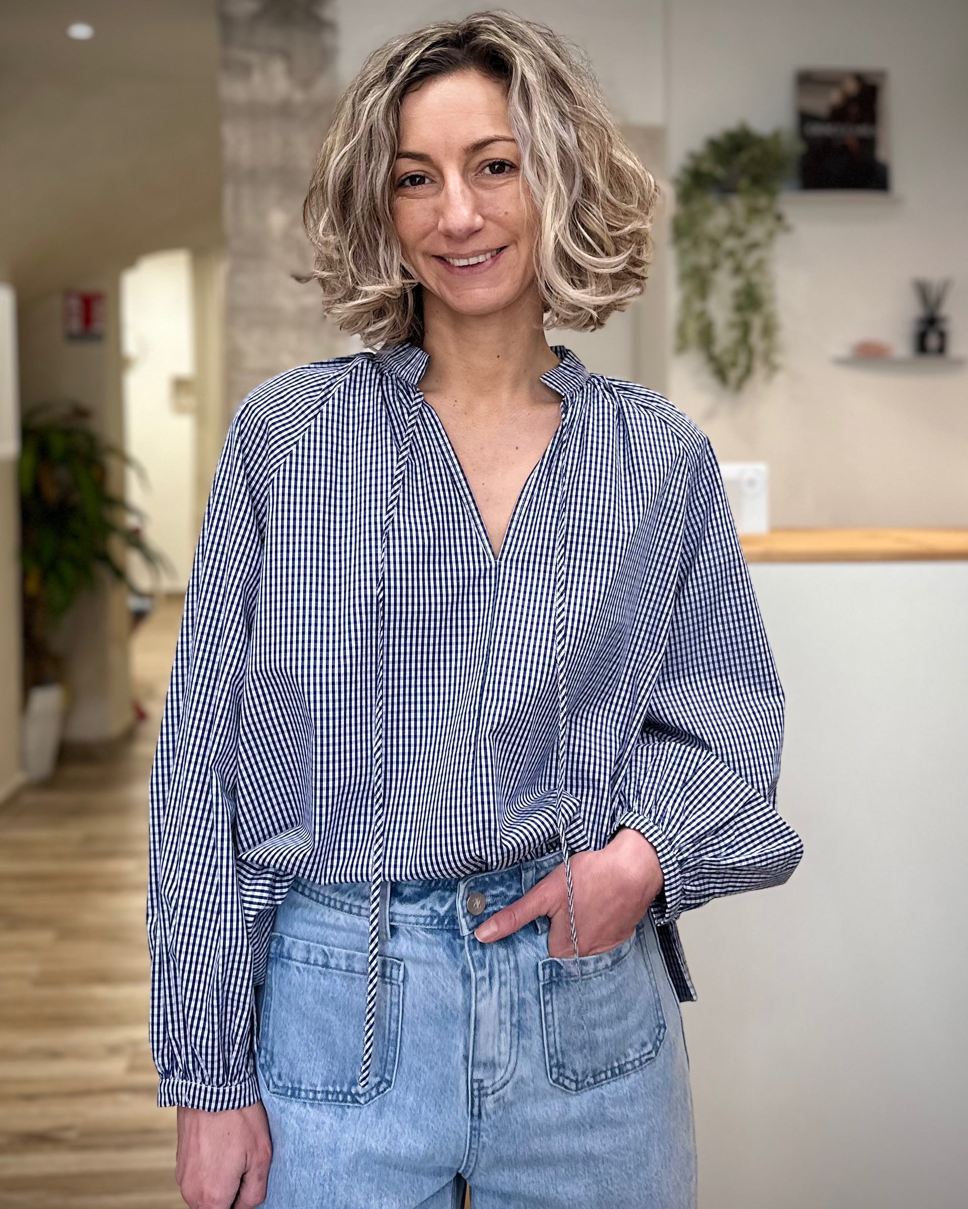 Femme portant une blouse à carreaux marine en coton