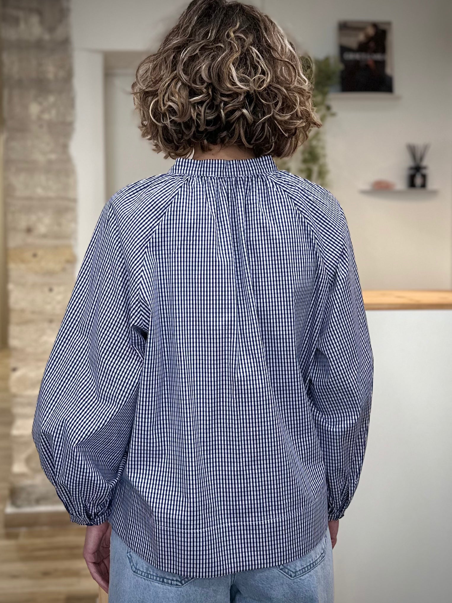 Blouse féminine à carreaux en coton de dos