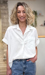Femme portant blouse oversize ivoire en coton