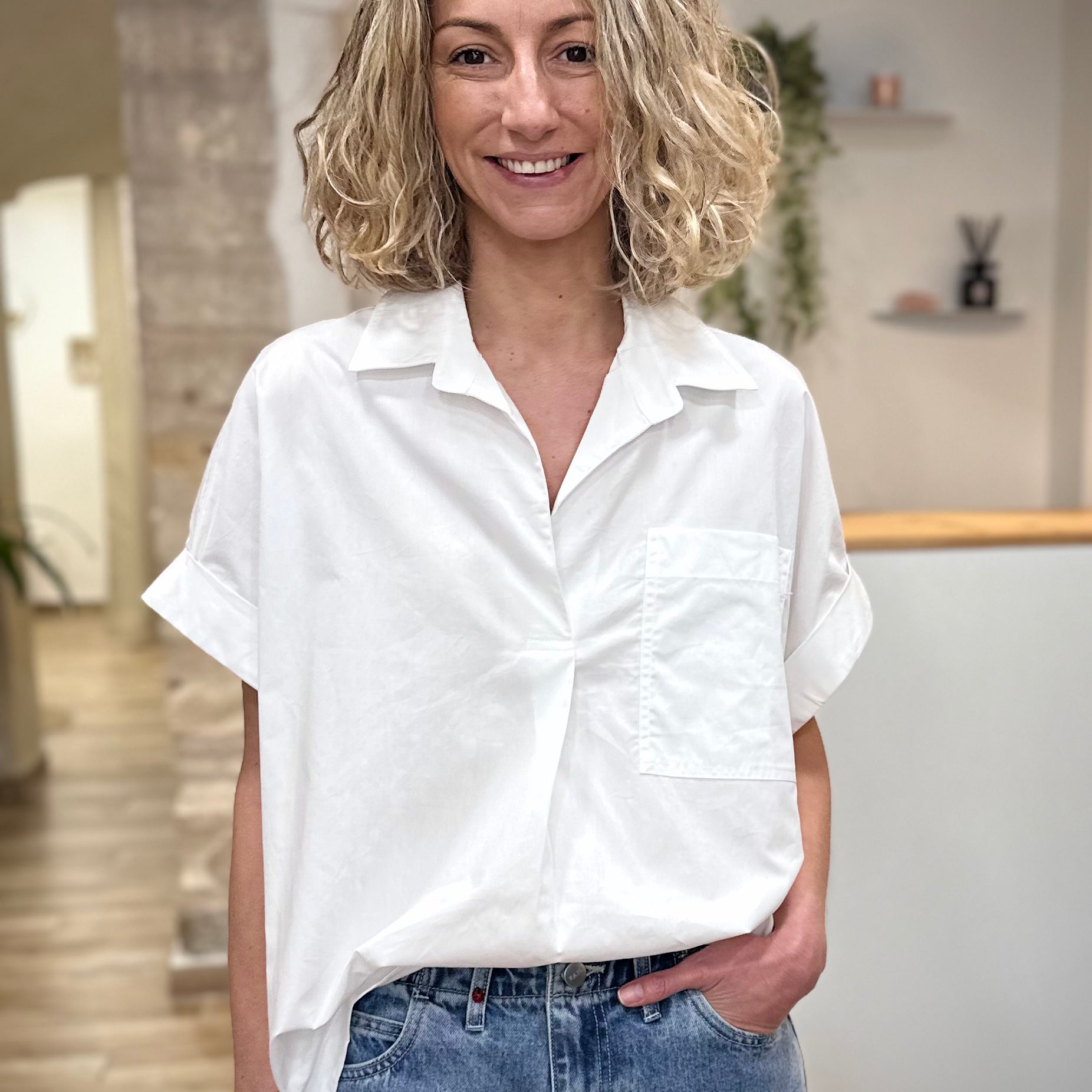Femme portant blouse oversize ivoire en coton