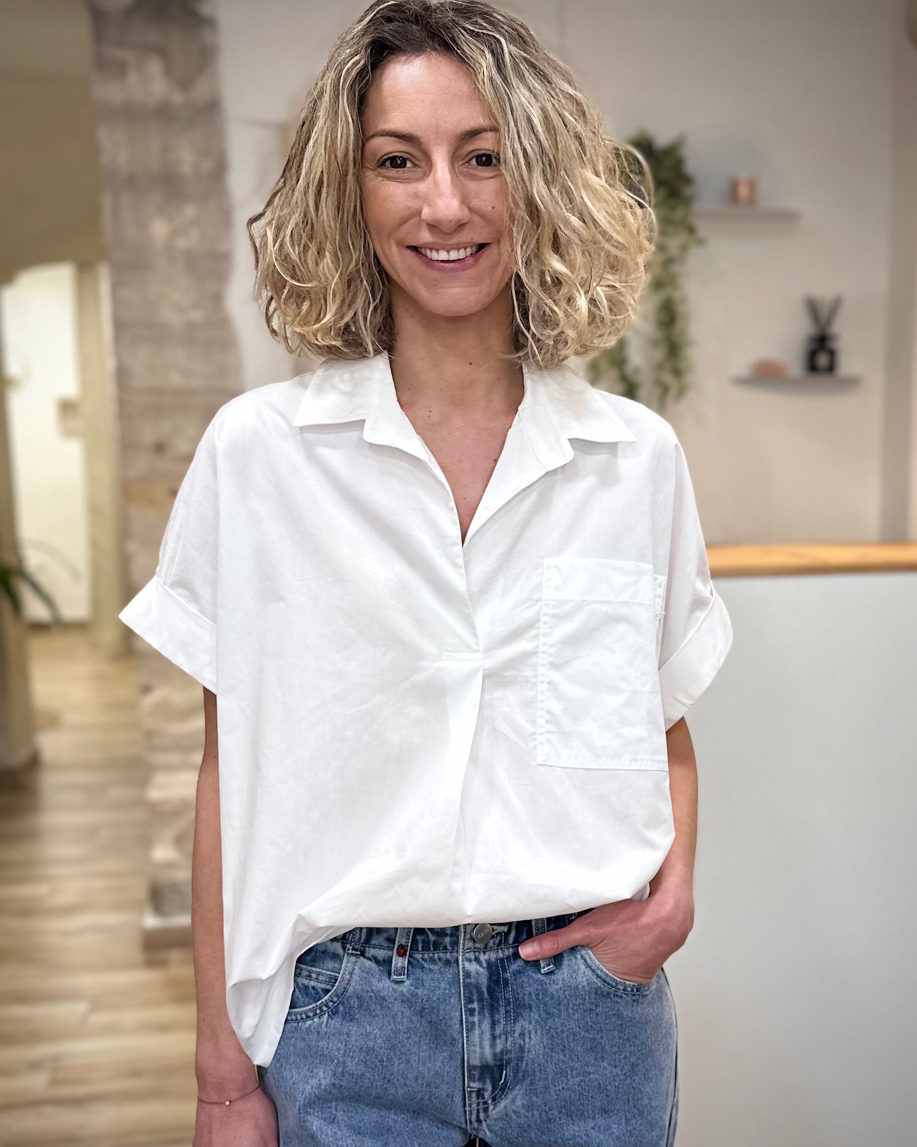 Femme portant blouse oversize ivoire en coton