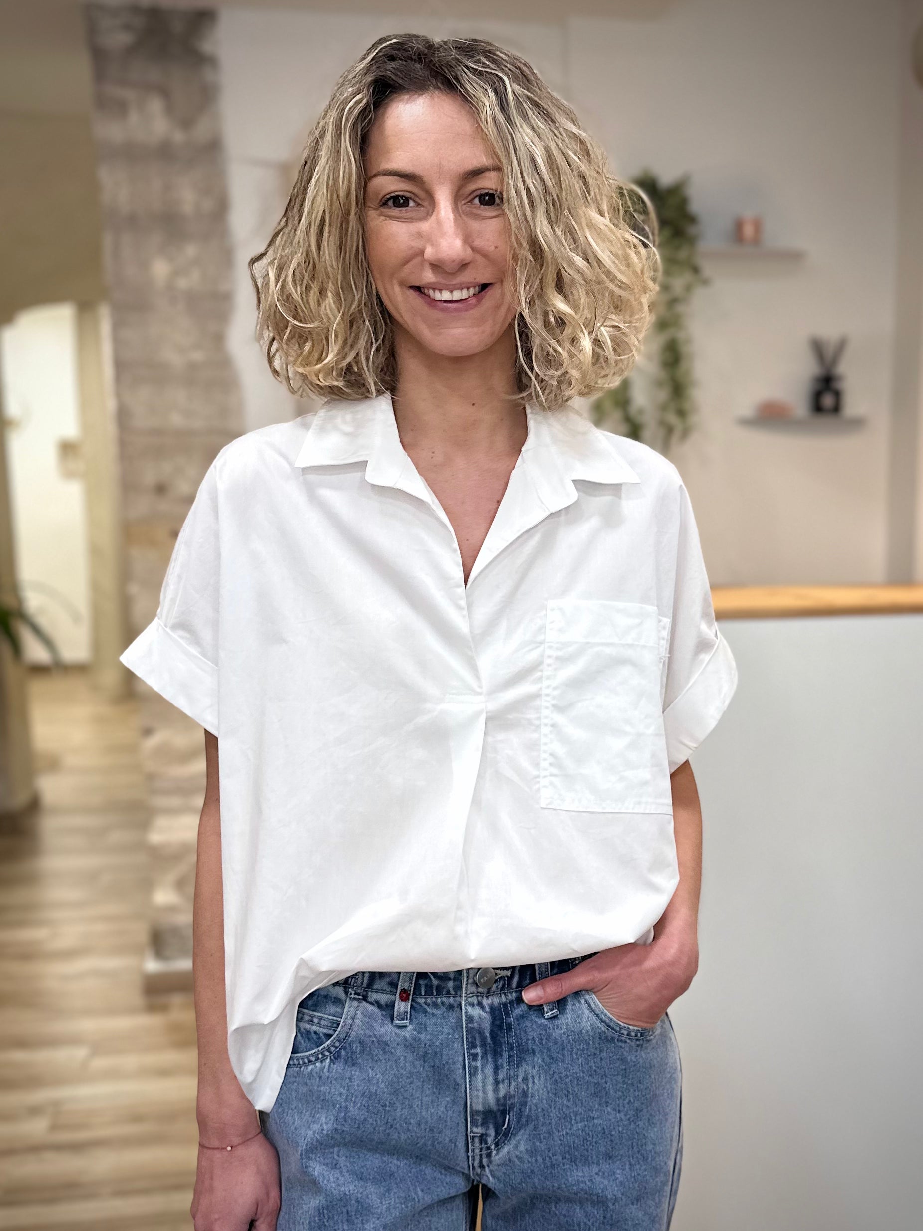 Femme portant blouse oversize ivoire en coton