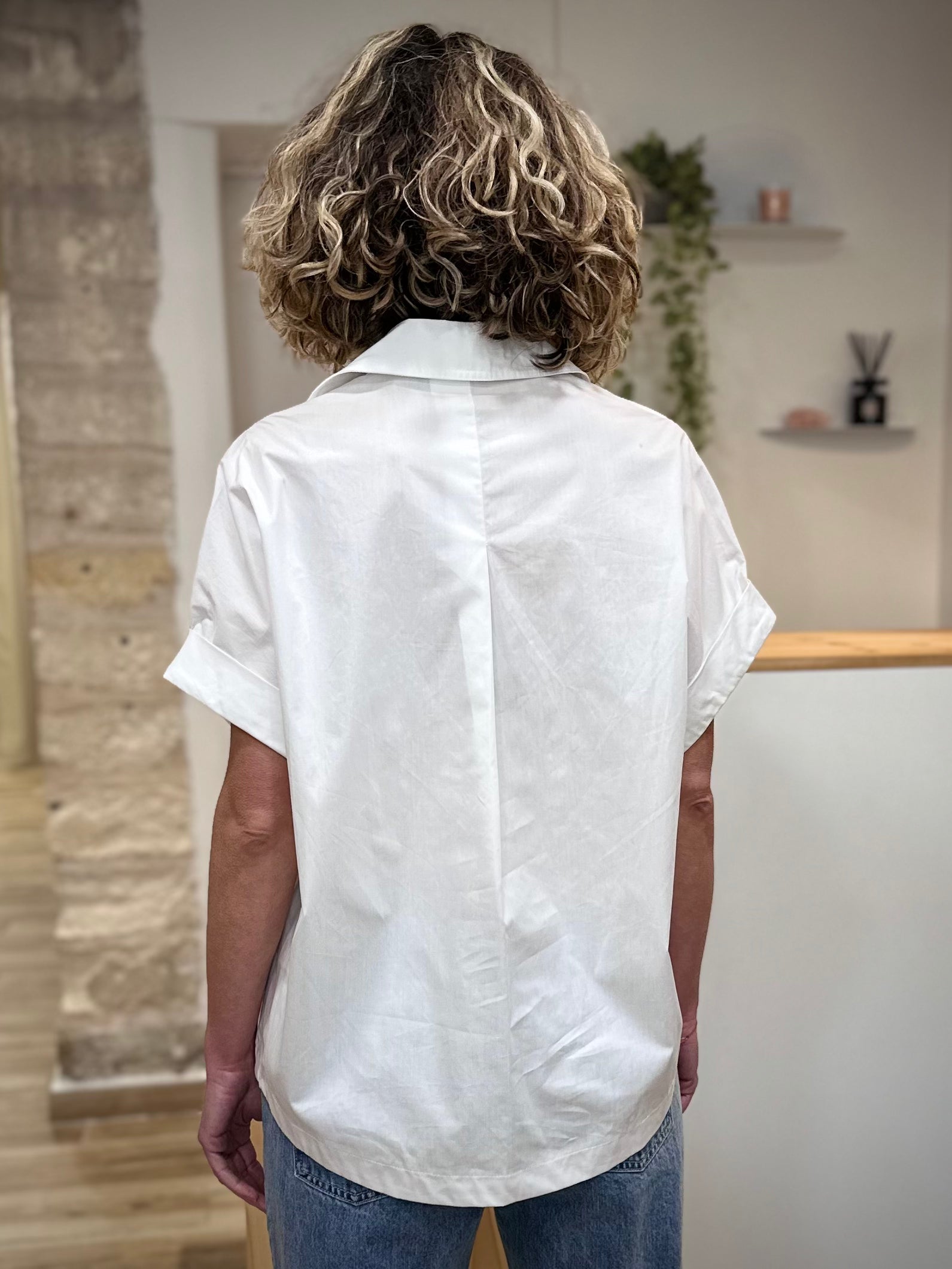 Blouse fluide femme silhouette naturelle de dos