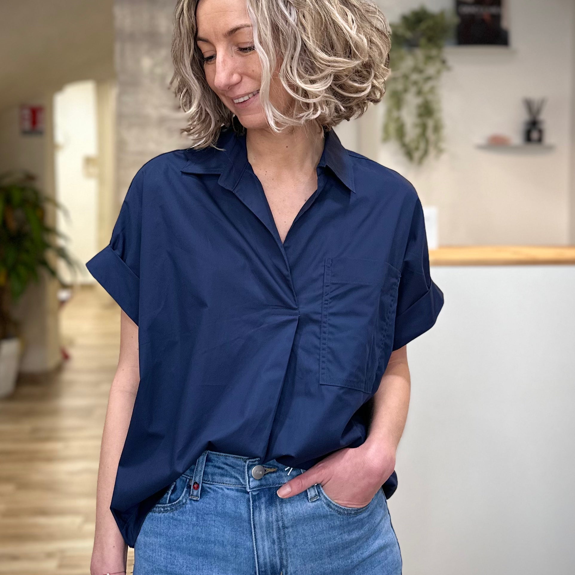 Femme portant une blouse large marine en coton