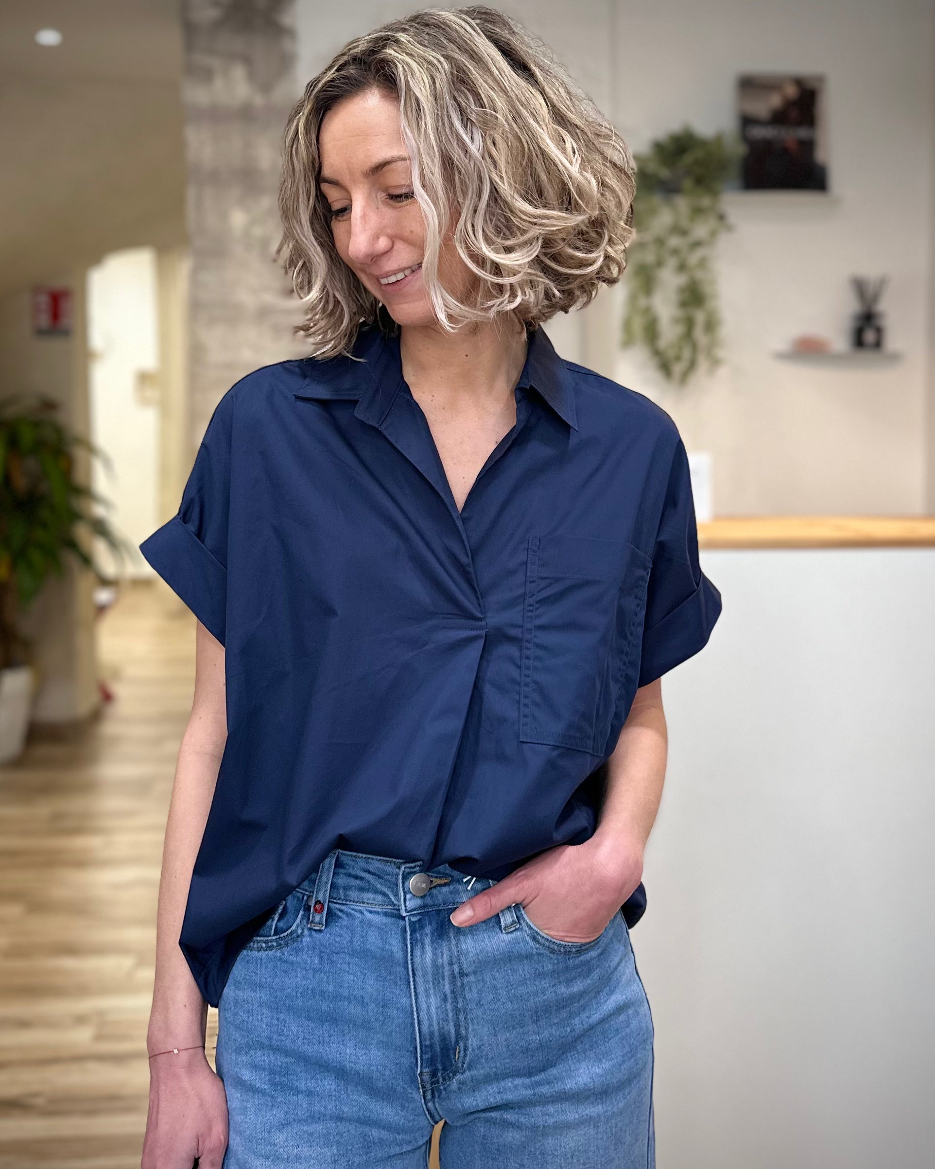 Femme portant une blouse large marine en coton