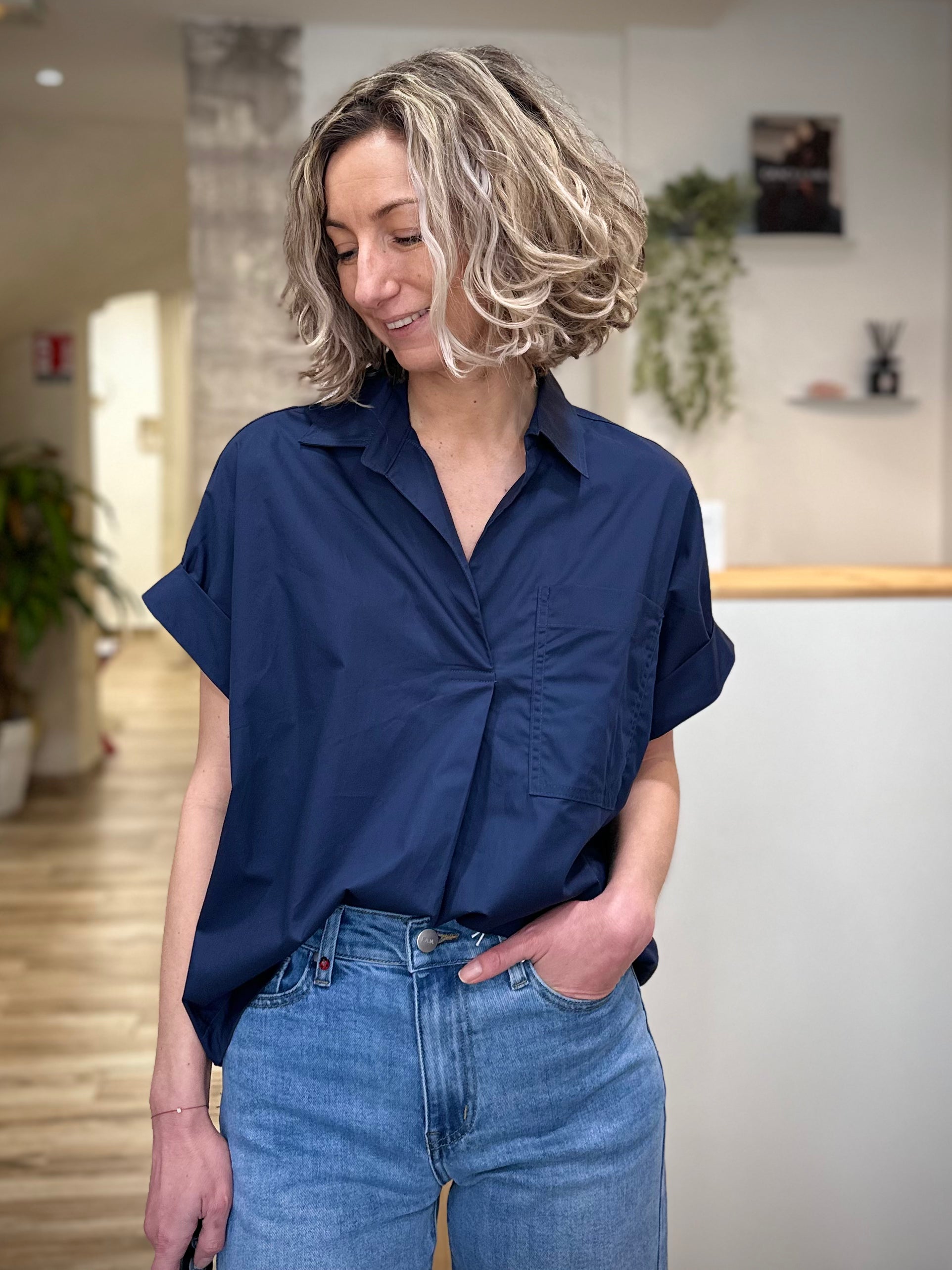 Femme portant une blouse large marine en coton