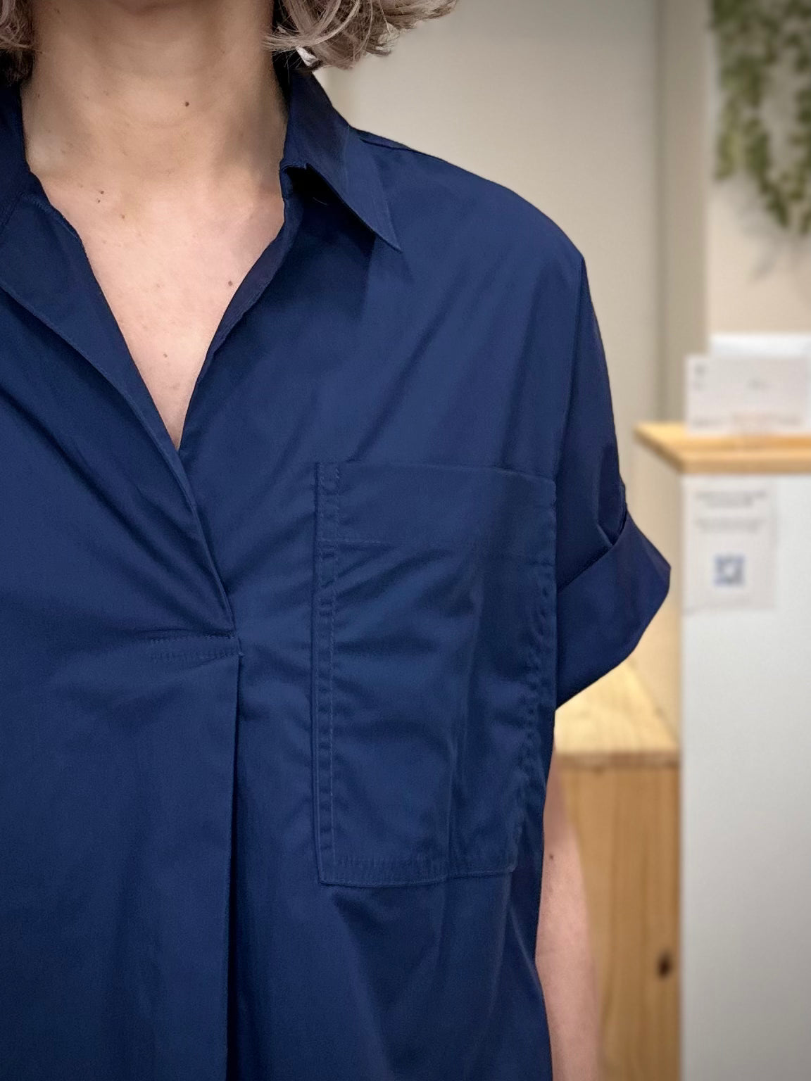 Détail poche poitrine blouse femme