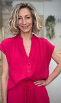 Femme portant une blouse fuchsia en gaze de coton 