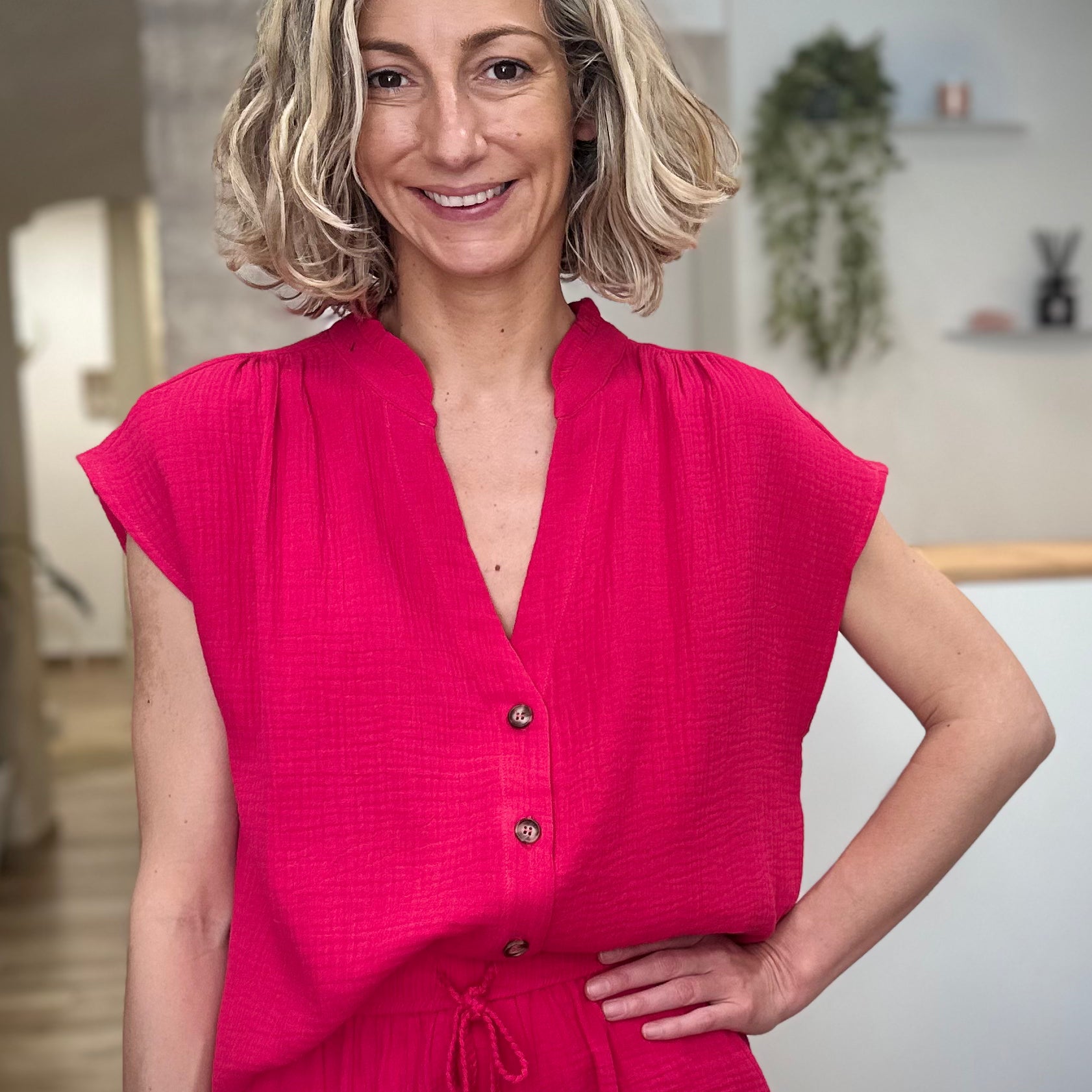 Femme portant une blouse fuchsia en gaze de coton 
