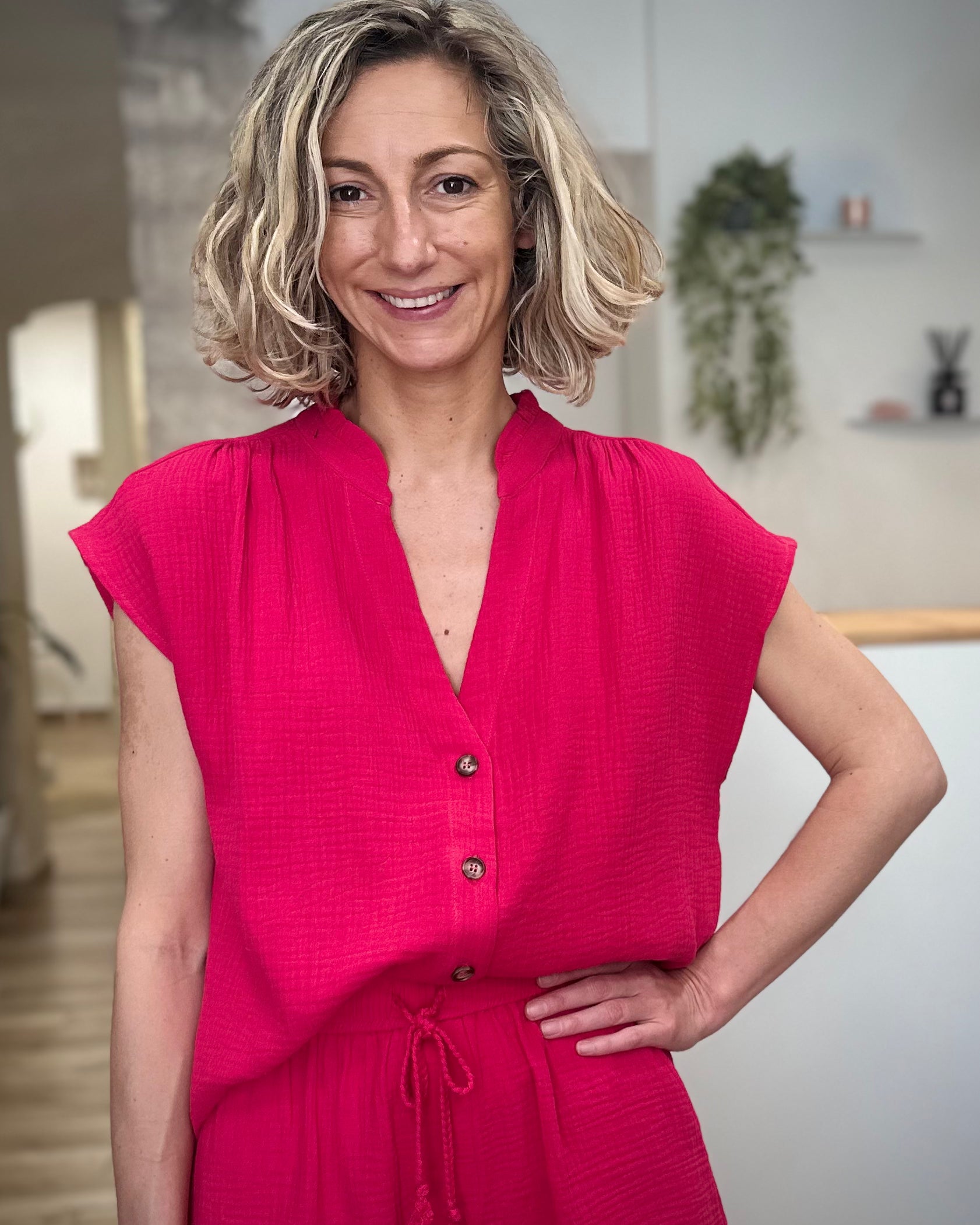 Femme portant une blouse fuchsia en gaze de coton 