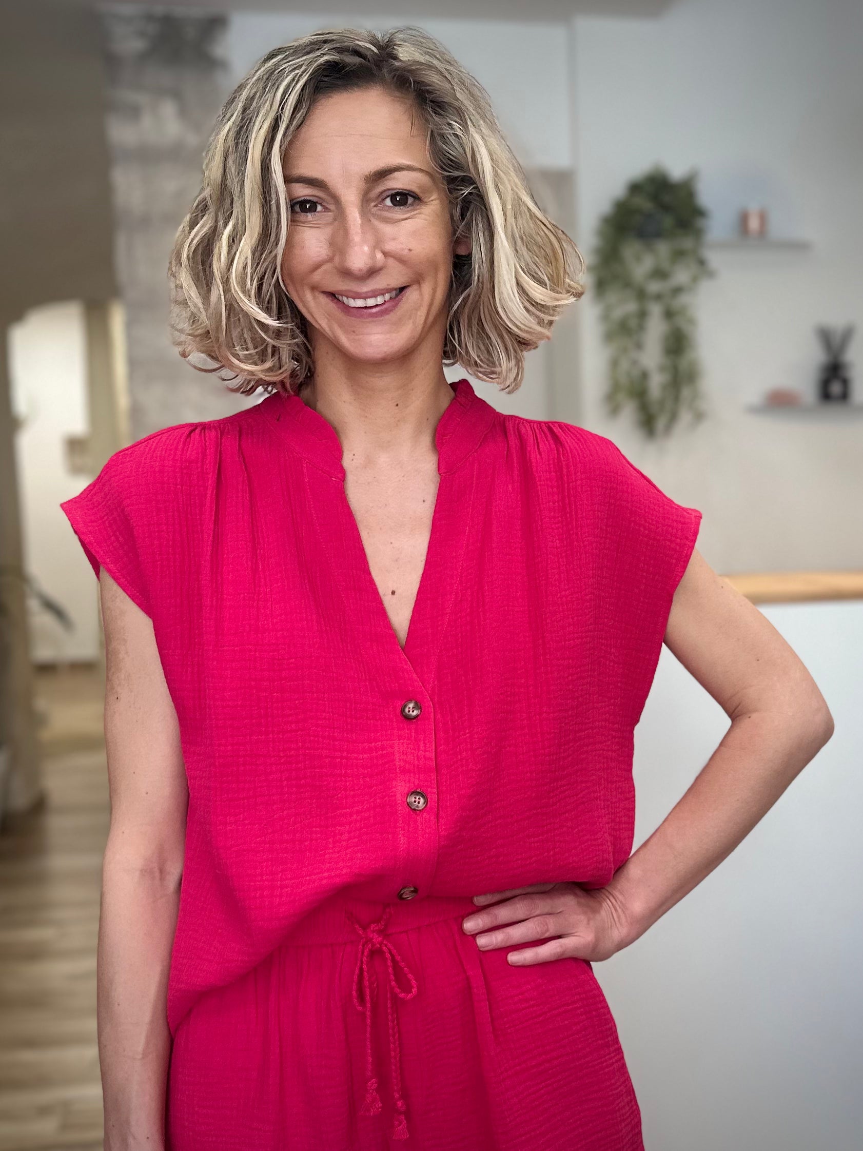 Femme portant une blouse fuchsia en gaze de coton 
