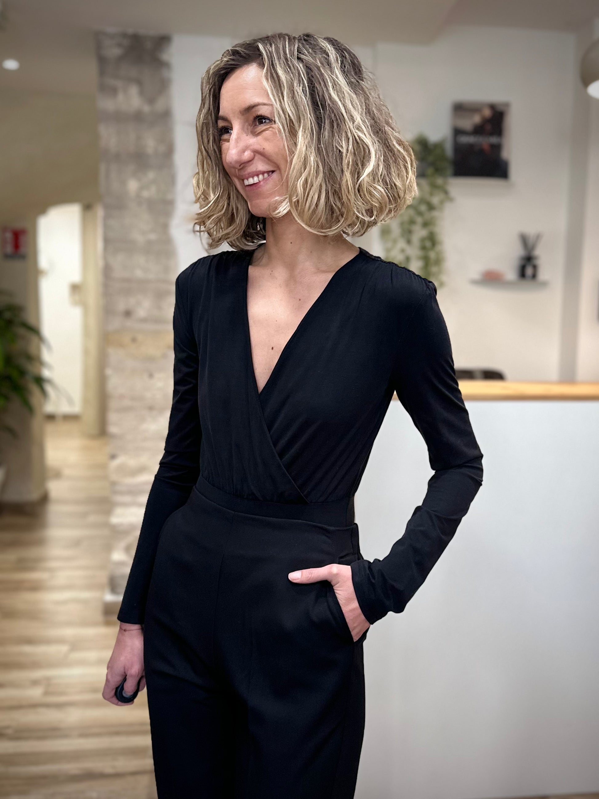 Silhouette féminine en body ajusté noir