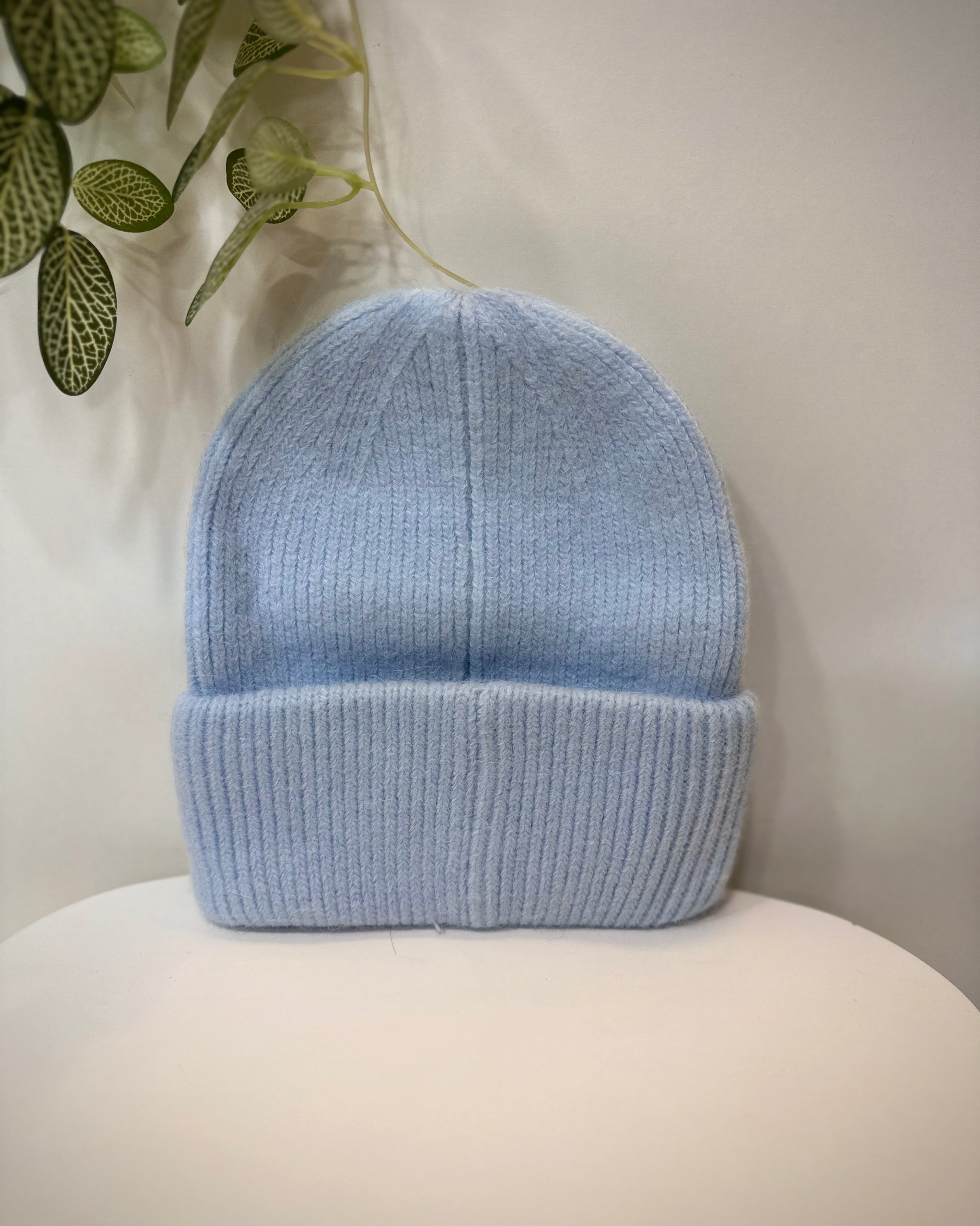 Bonnet bleu ciel en maille angora