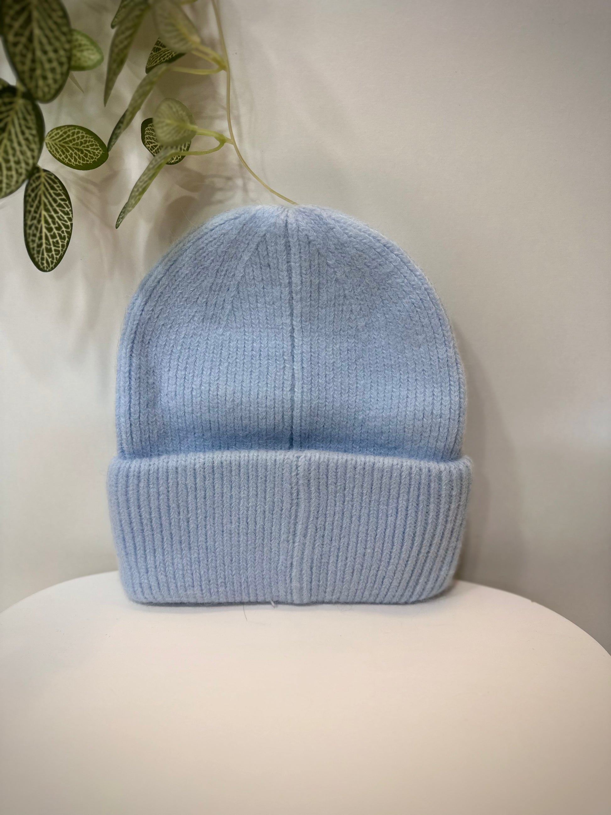 Bonnet bleu ciel en maille angora