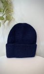 Bonnet angora bleu marine en gros plan