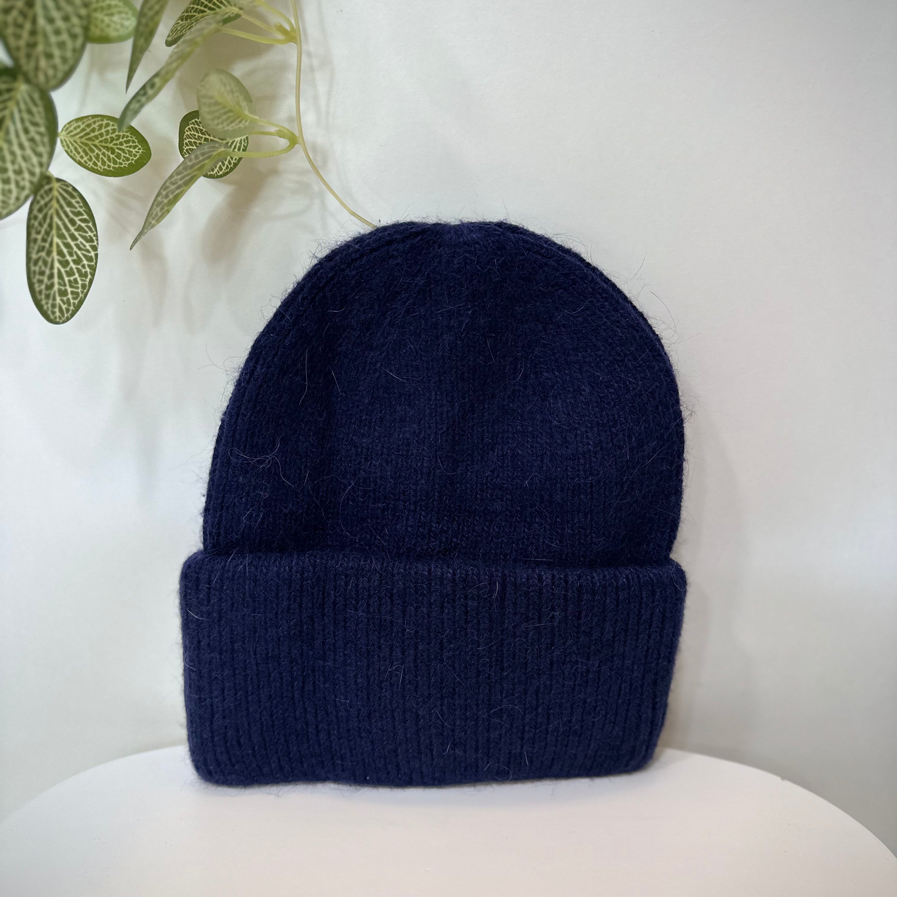 Bonnet angora bleu marine en gros plan