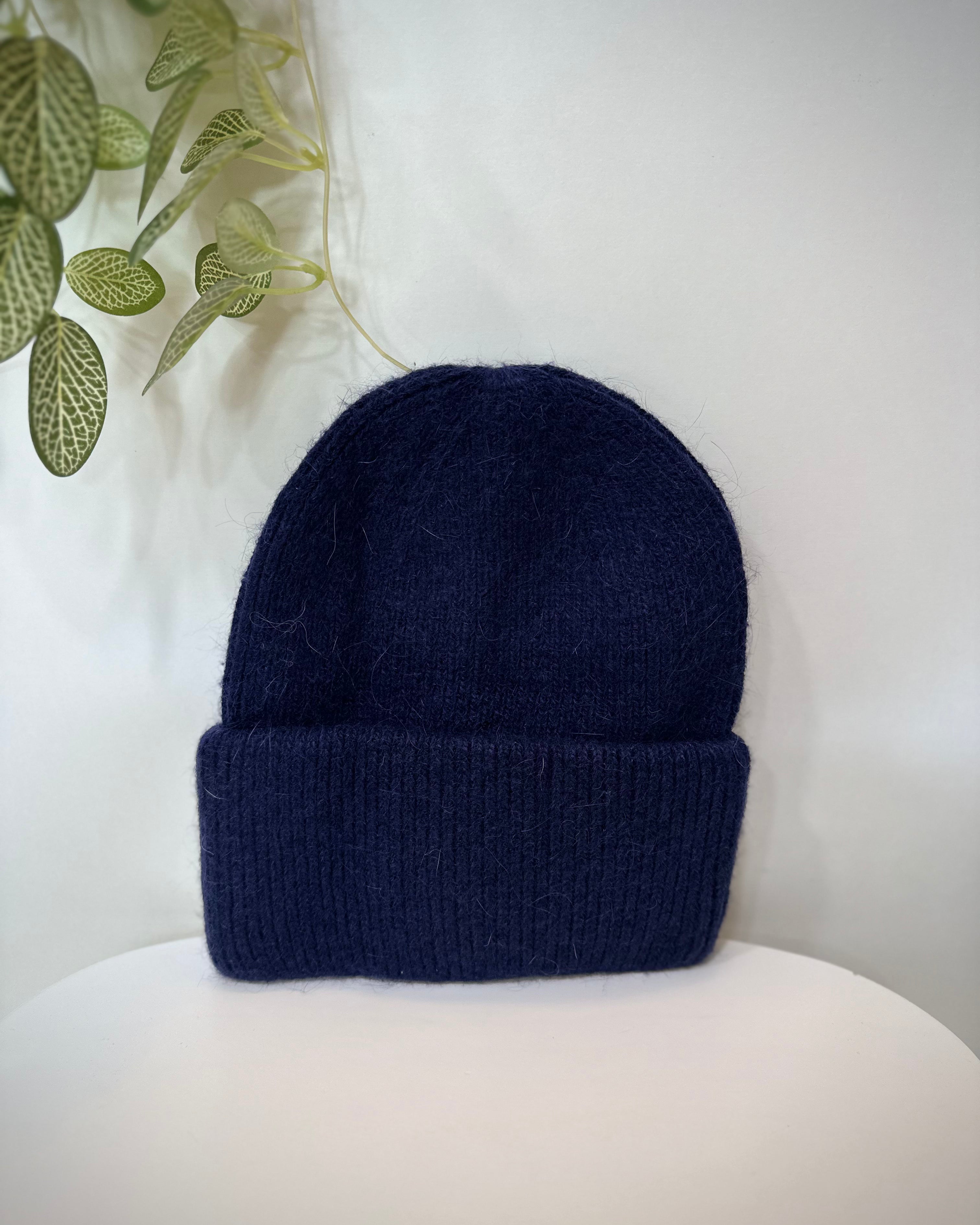 Bonnet angora bleu marine en gros plan